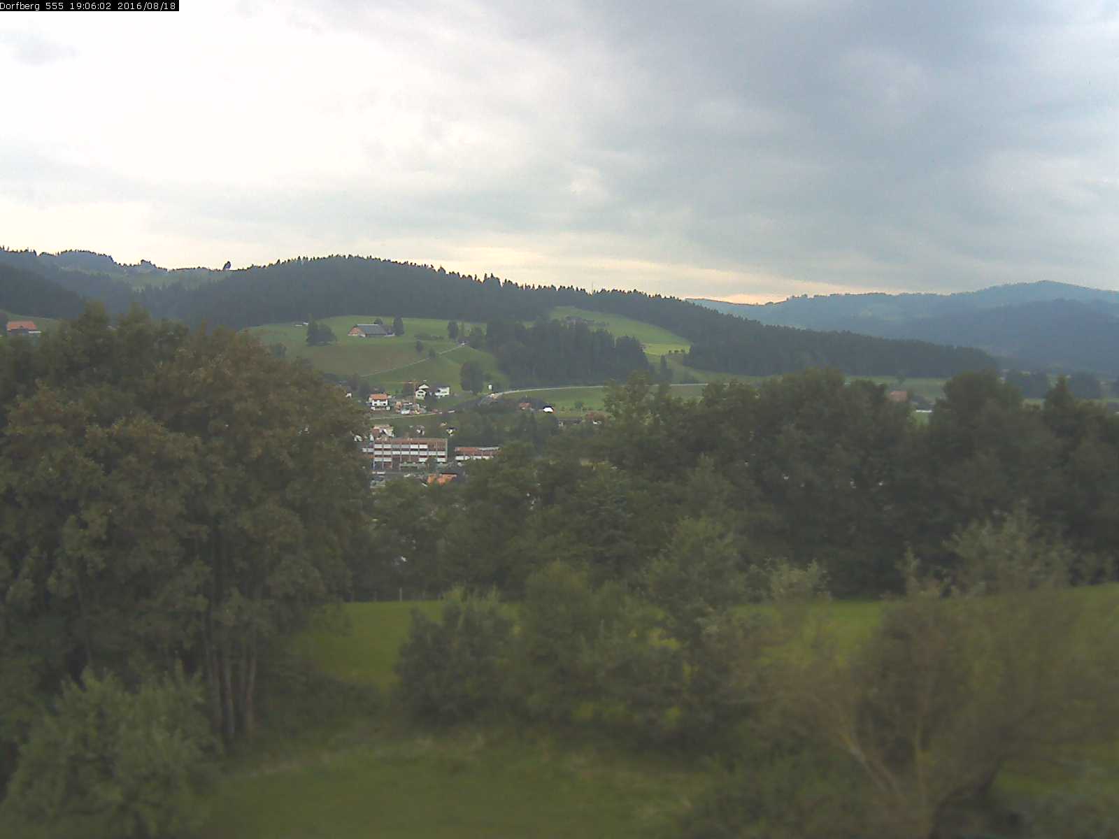Webcam-Bild: Aussicht vom Dorfberg in Langnau 20160818-190601