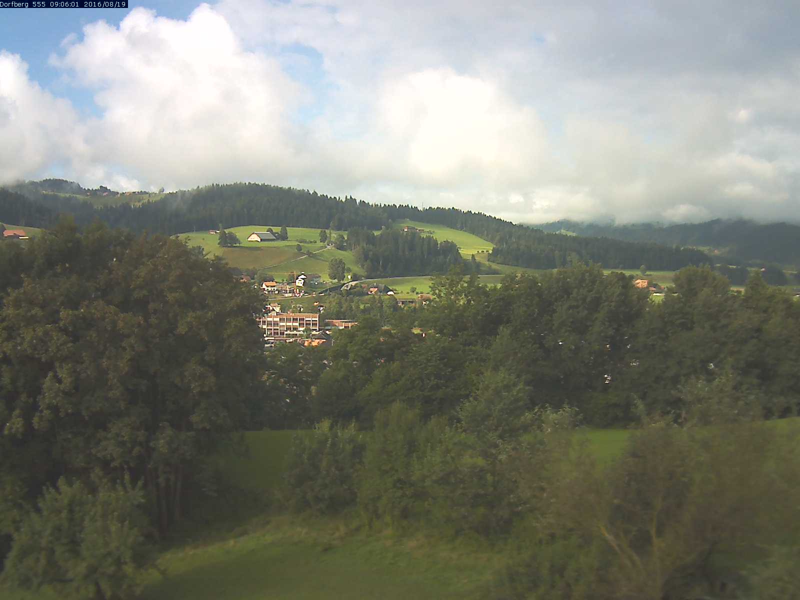 Webcam-Bild: Aussicht vom Dorfberg in Langnau 20160819-090601