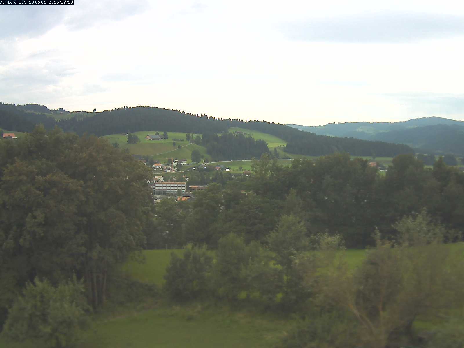 Webcam-Bild: Aussicht vom Dorfberg in Langnau 20160819-190601