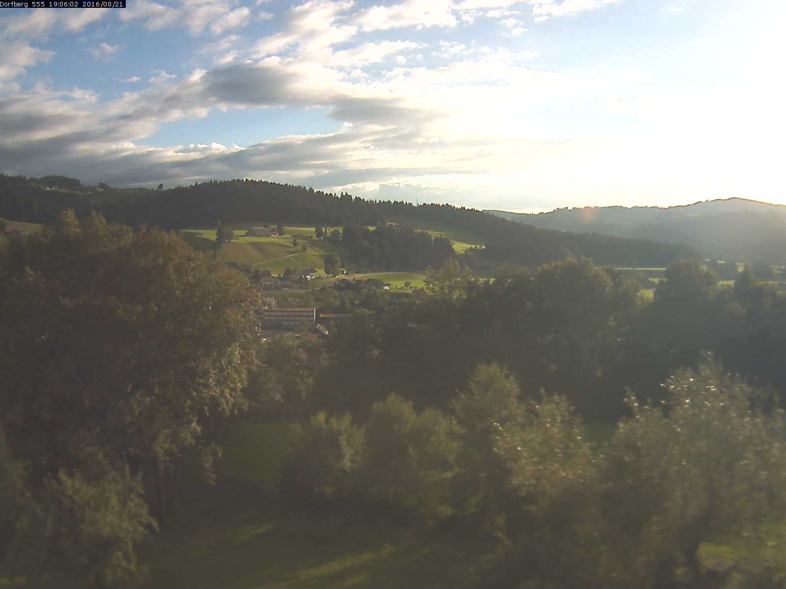 Webcam-Bild: Aussicht vom Dorfberg in Langnau 20160821-190601