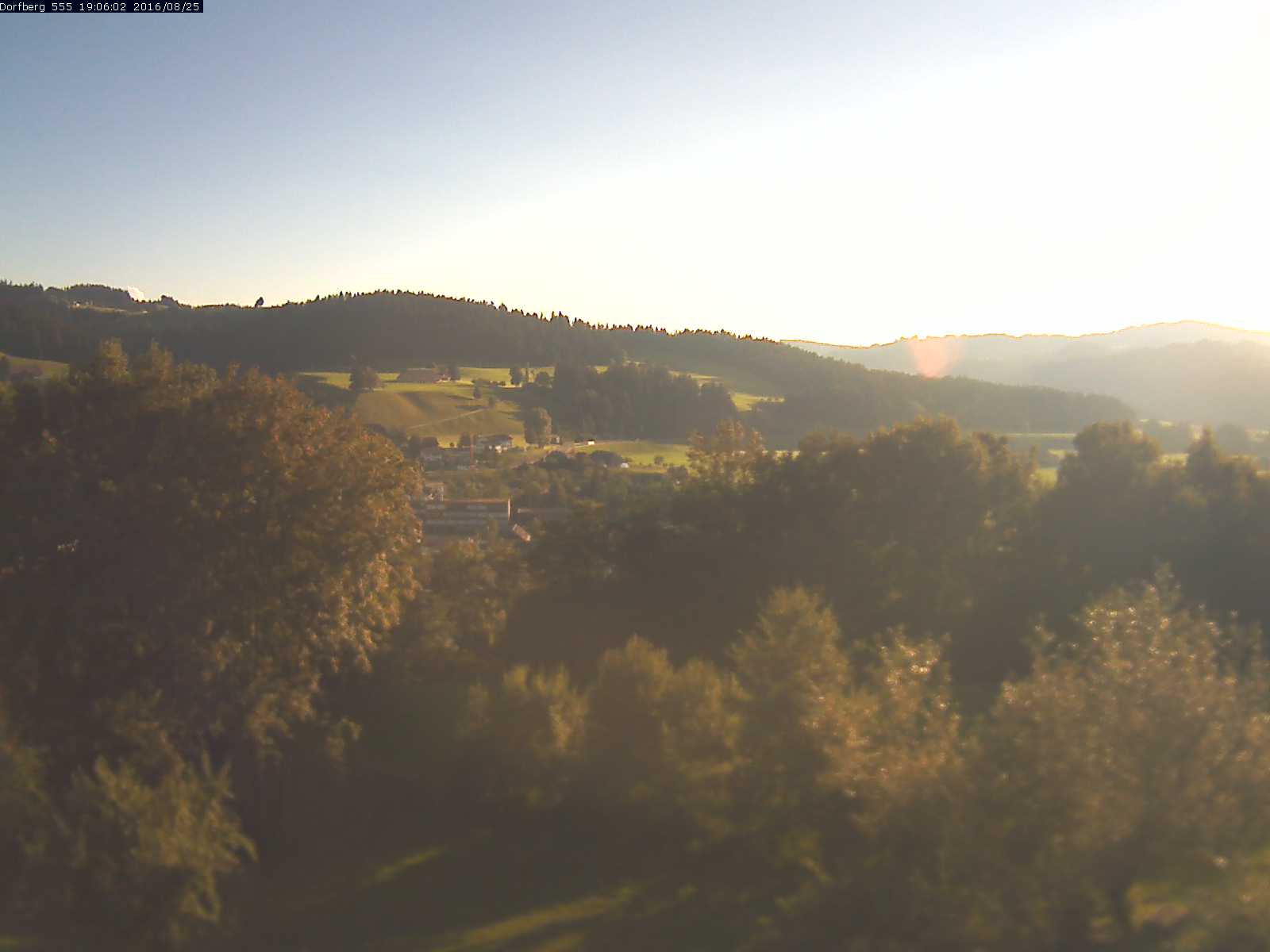 Webcam-Bild: Aussicht vom Dorfberg in Langnau 20160825-190601