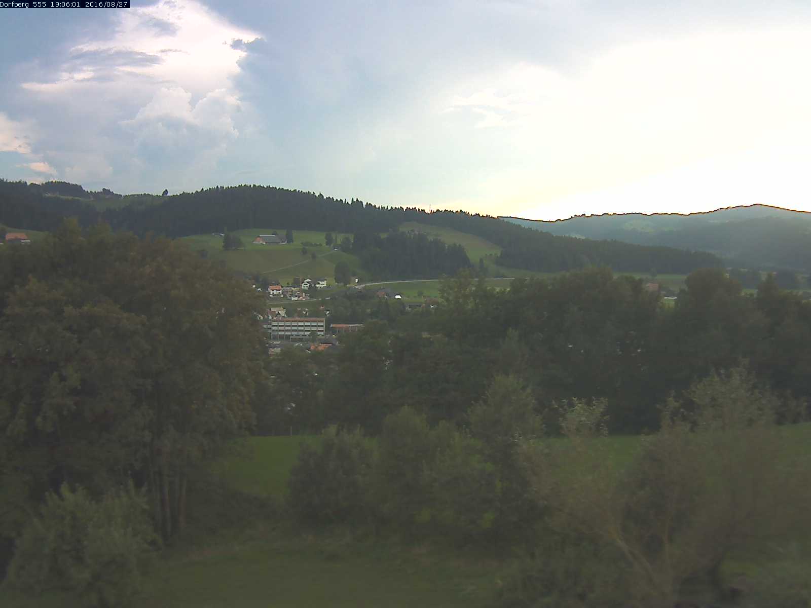 Webcam-Bild: Aussicht vom Dorfberg in Langnau 20160827-190601