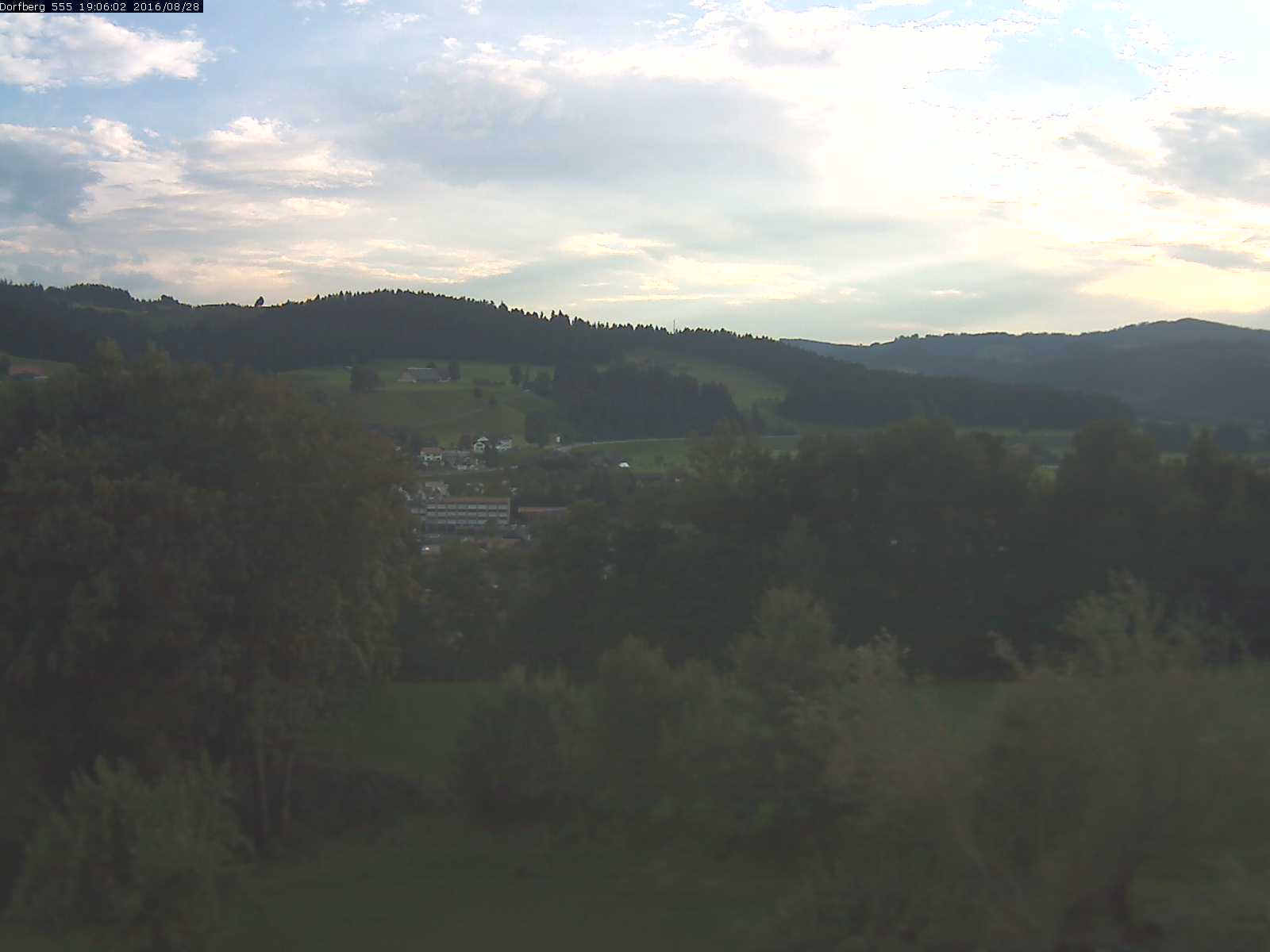Webcam-Bild: Aussicht vom Dorfberg in Langnau 20160828-190601