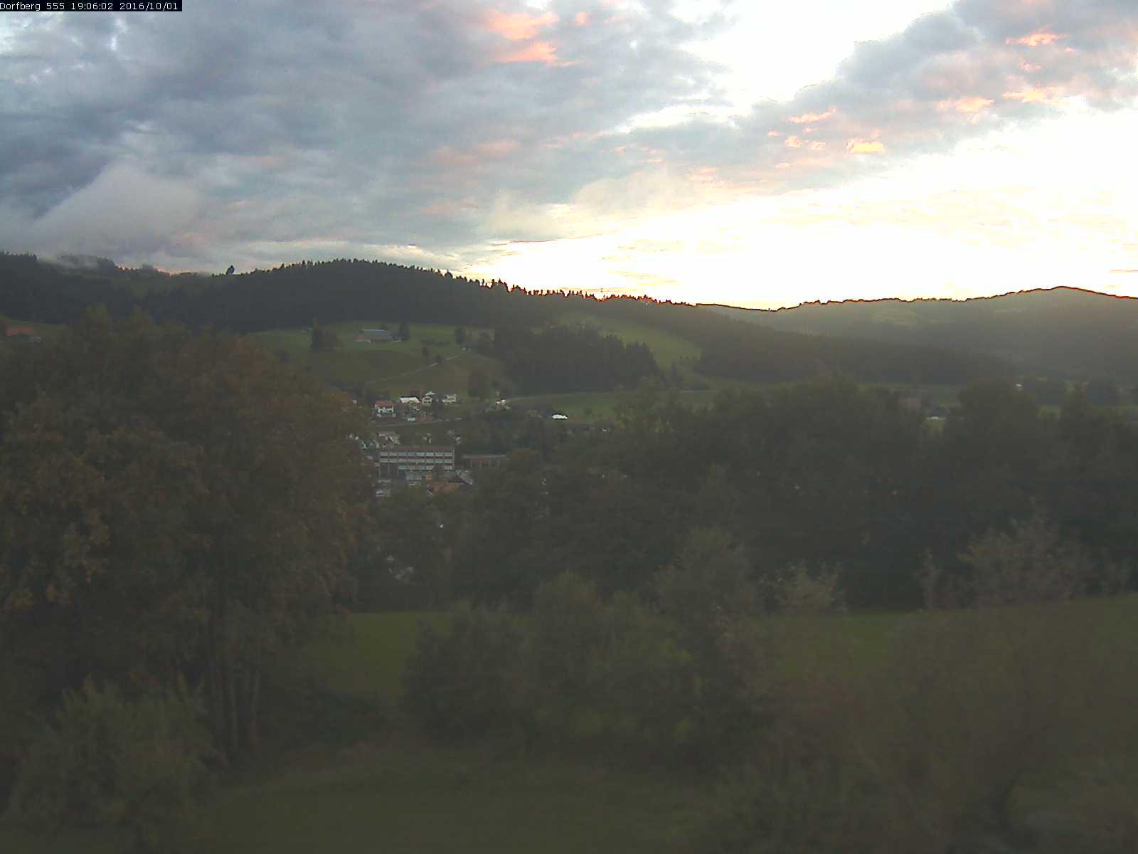 Webcam-Bild: Aussicht vom Dorfberg in Langnau 20161001-190601