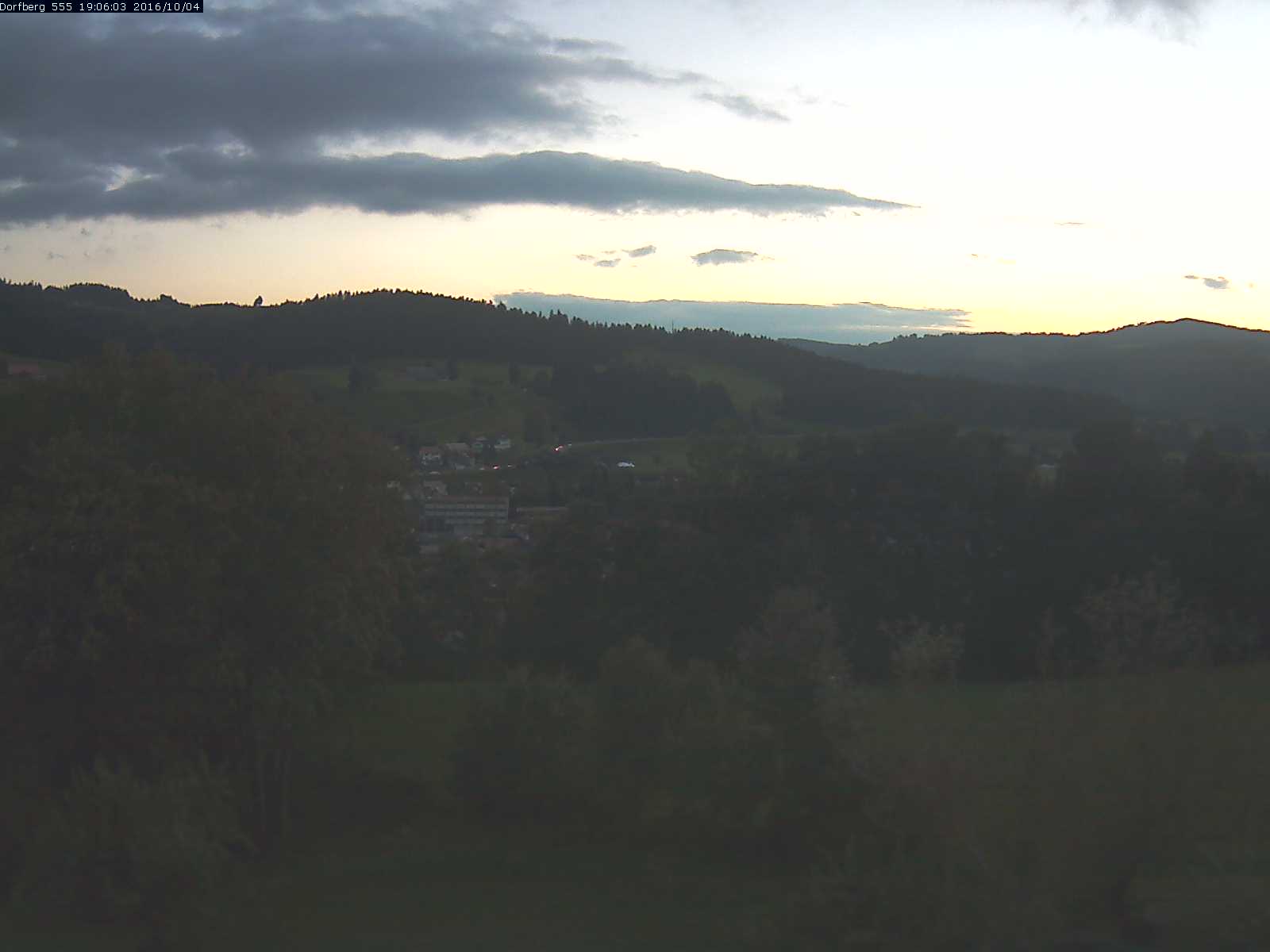 Webcam-Bild: Aussicht vom Dorfberg in Langnau 20161004-190601