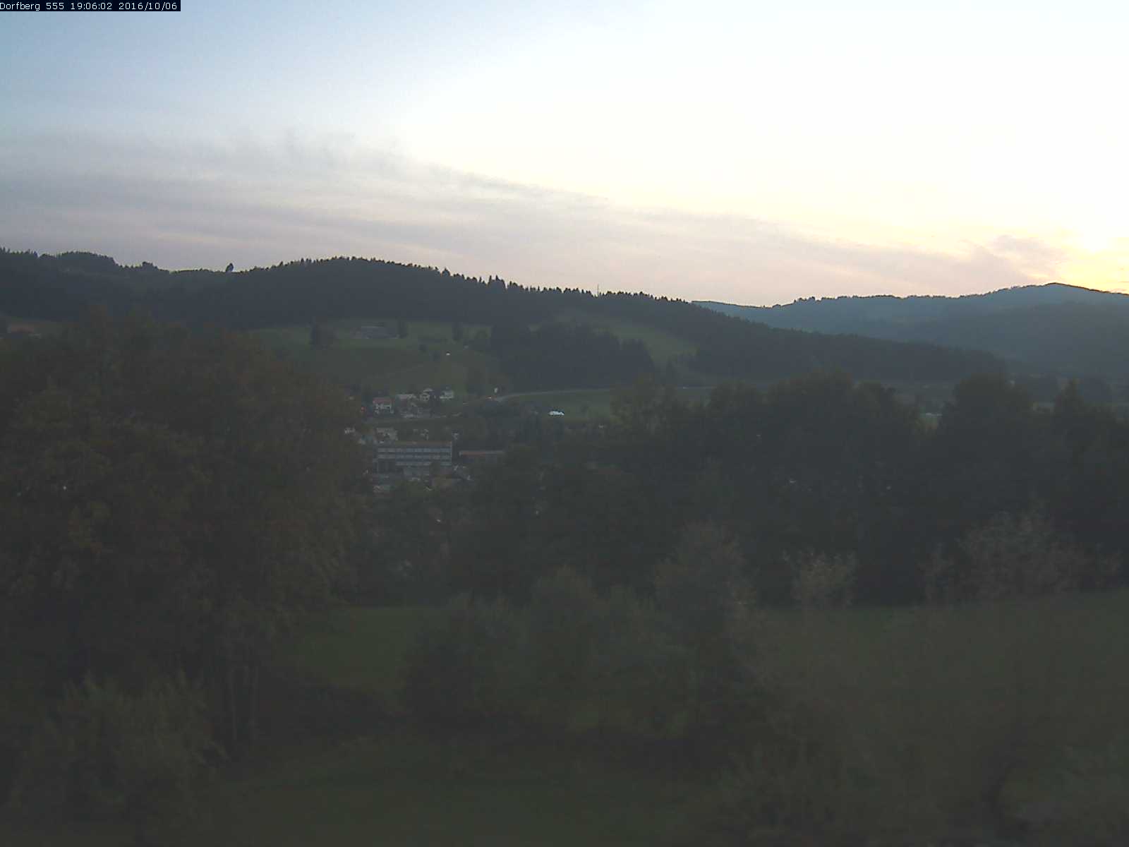 Webcam-Bild: Aussicht vom Dorfberg in Langnau 20161006-190601