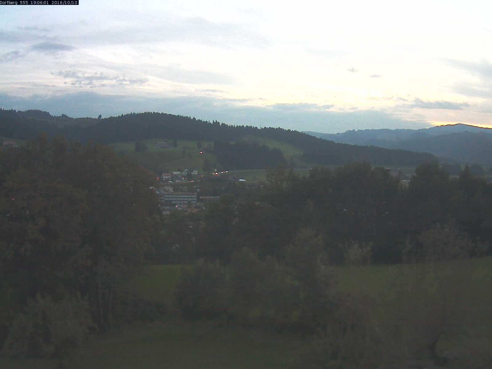 Webcam-Bild: Aussicht vom Dorfberg in Langnau 20161010-190601