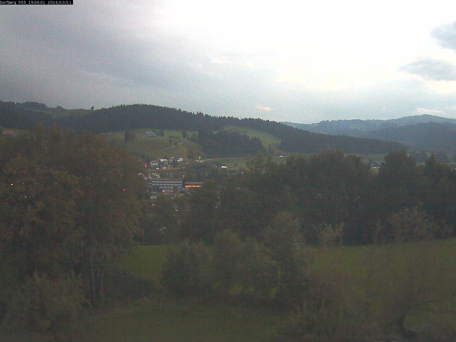 Webcam-Bild: Aussicht vom Dorfberg in Langnau 20161011-190601