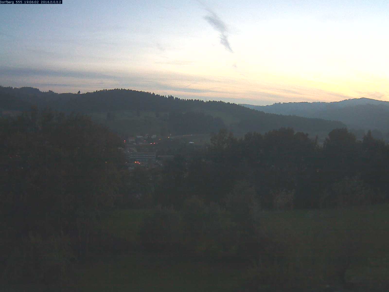 Webcam-Bild: Aussicht vom Dorfberg in Langnau 20161012-190601