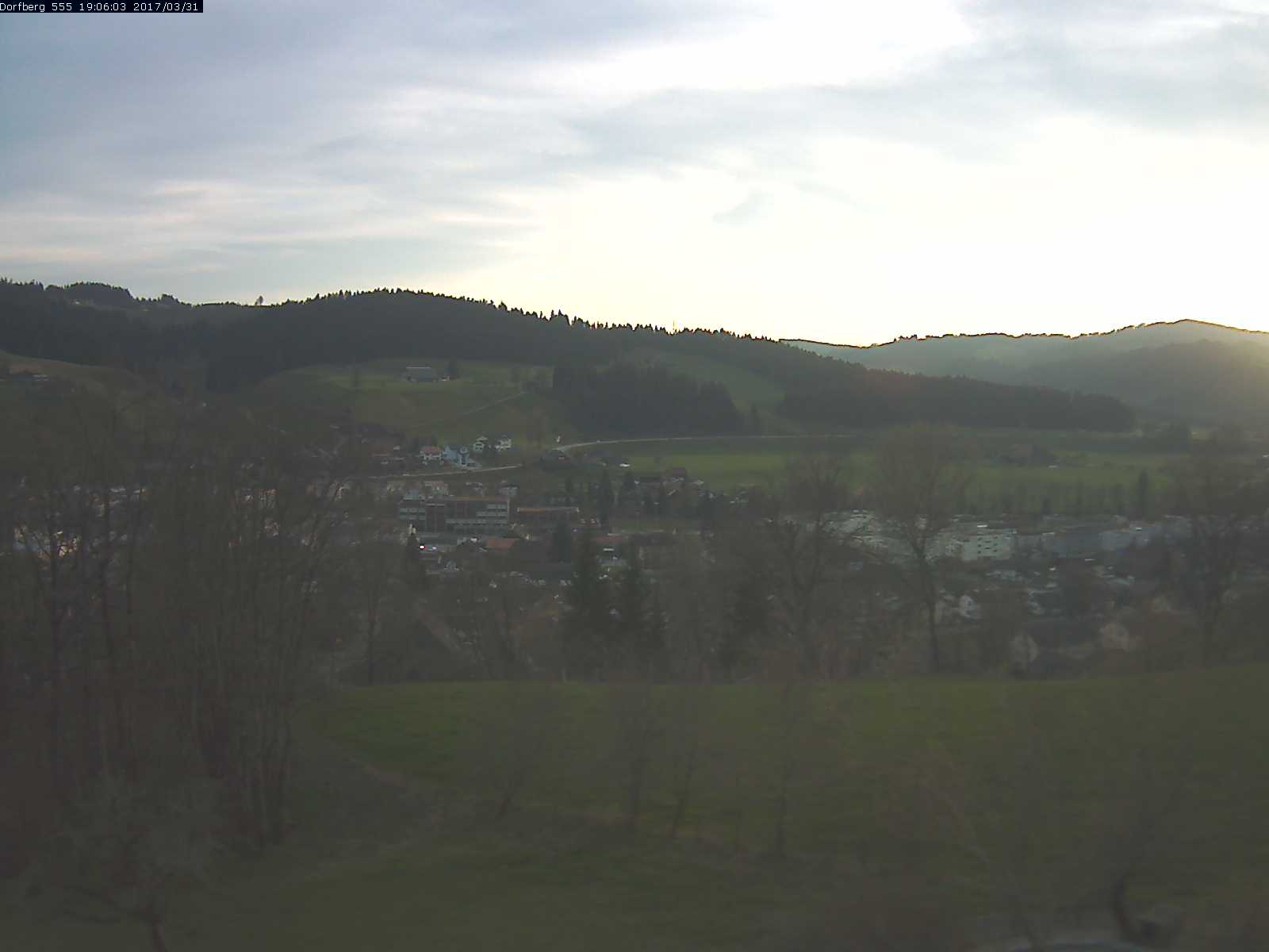 Webcam-Bild: Aussicht vom Dorfberg in Langnau 20170331-190601