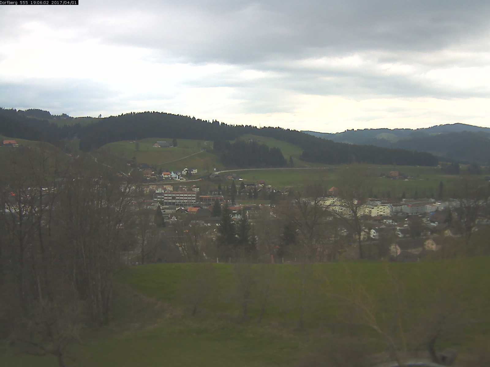 Webcam-Bild: Aussicht vom Dorfberg in Langnau 20170401-190601