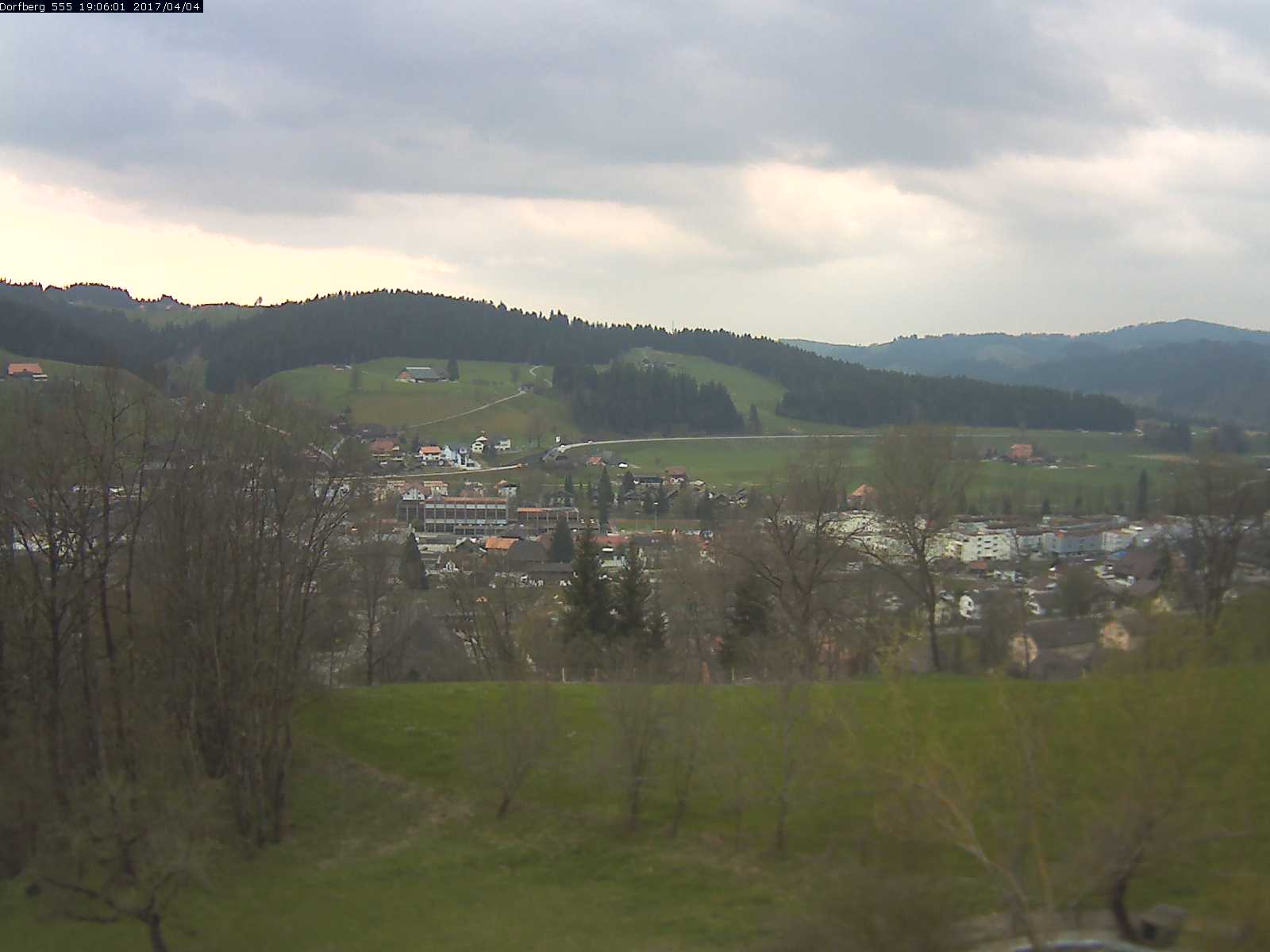 Webcam-Bild: Aussicht vom Dorfberg in Langnau 20170404-190601