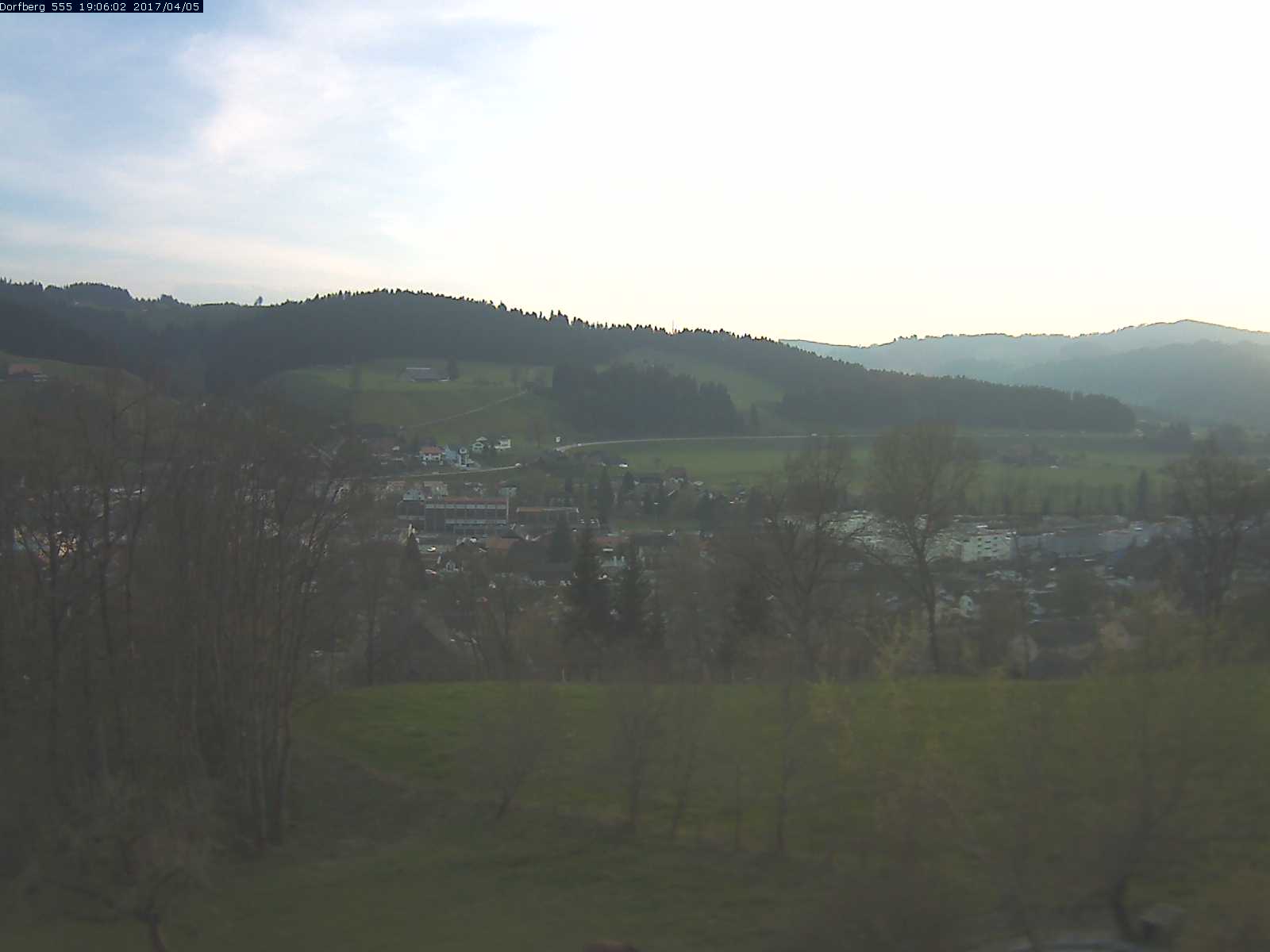 Webcam-Bild: Aussicht vom Dorfberg in Langnau 20170405-190601