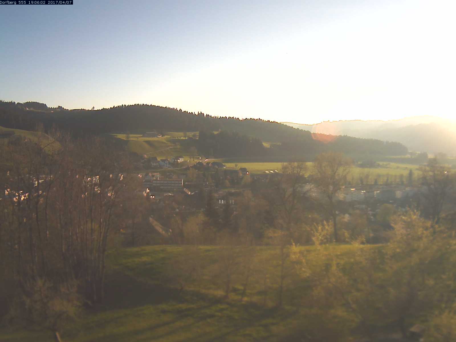 Webcam-Bild: Aussicht vom Dorfberg in Langnau 20170407-190601