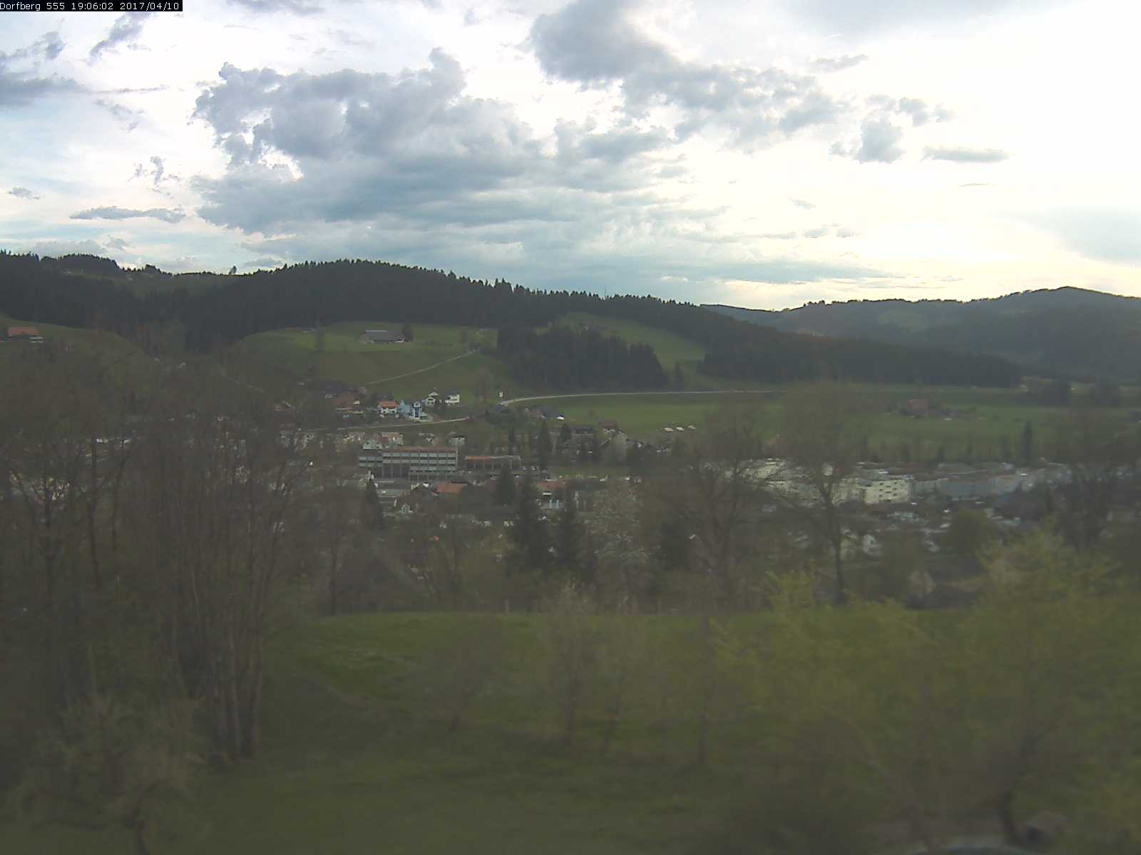Webcam-Bild: Aussicht vom Dorfberg in Langnau 20170410-190602