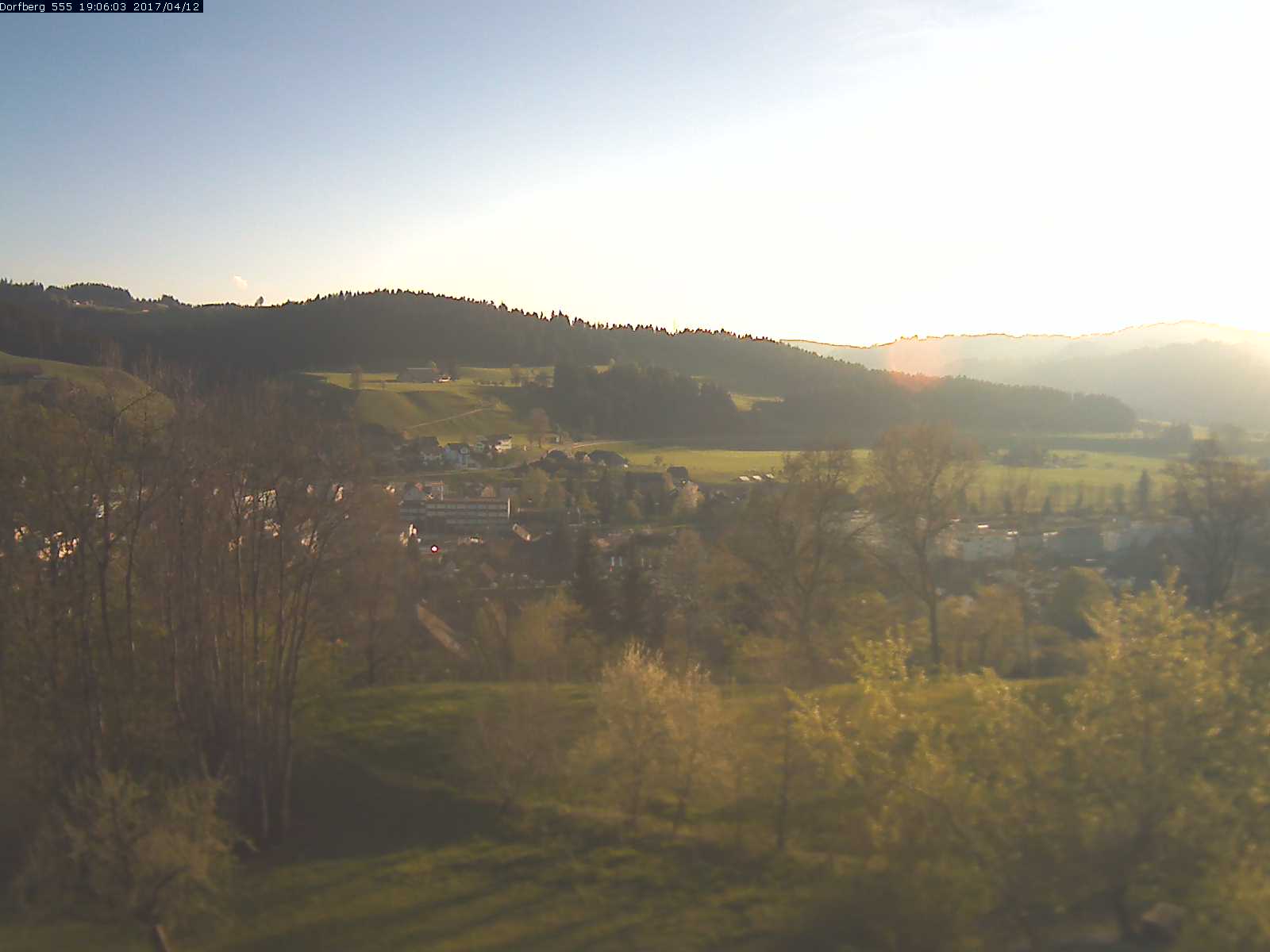 Webcam-Bild: Aussicht vom Dorfberg in Langnau 20170412-190601