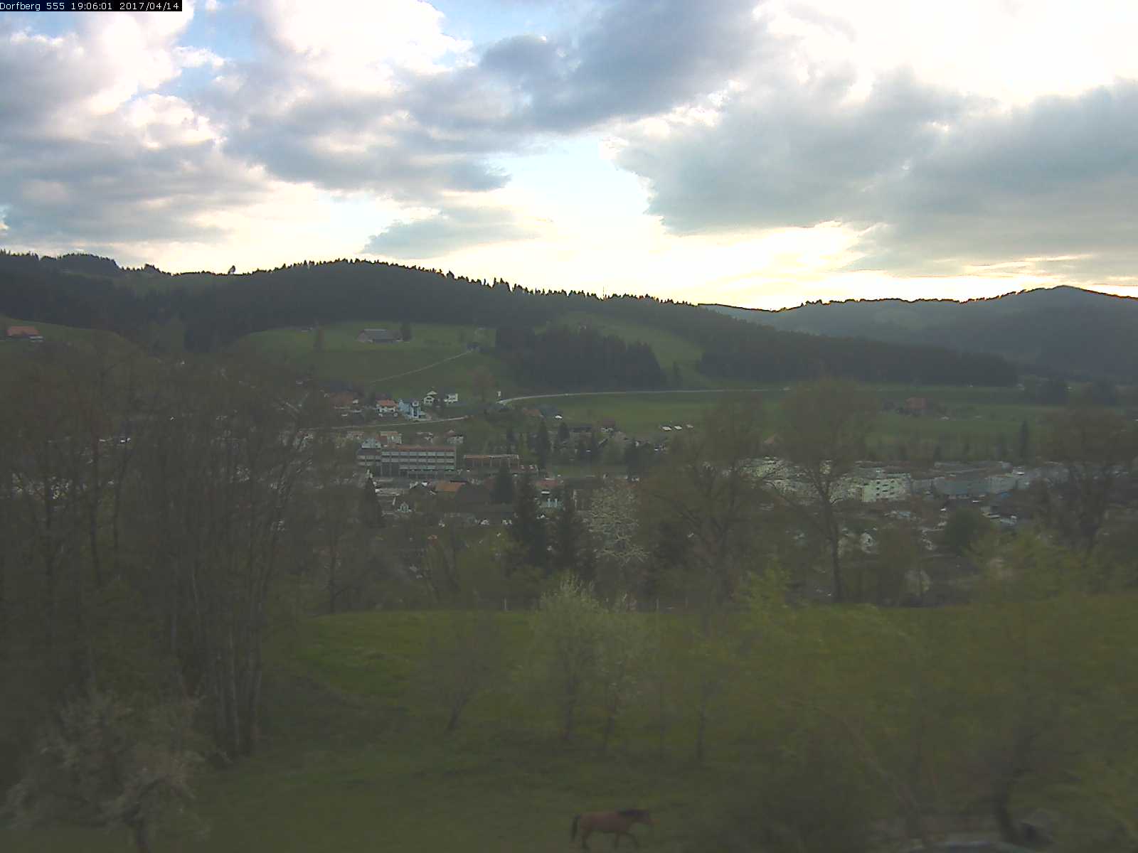 Webcam-Bild: Aussicht vom Dorfberg in Langnau 20170414-190601