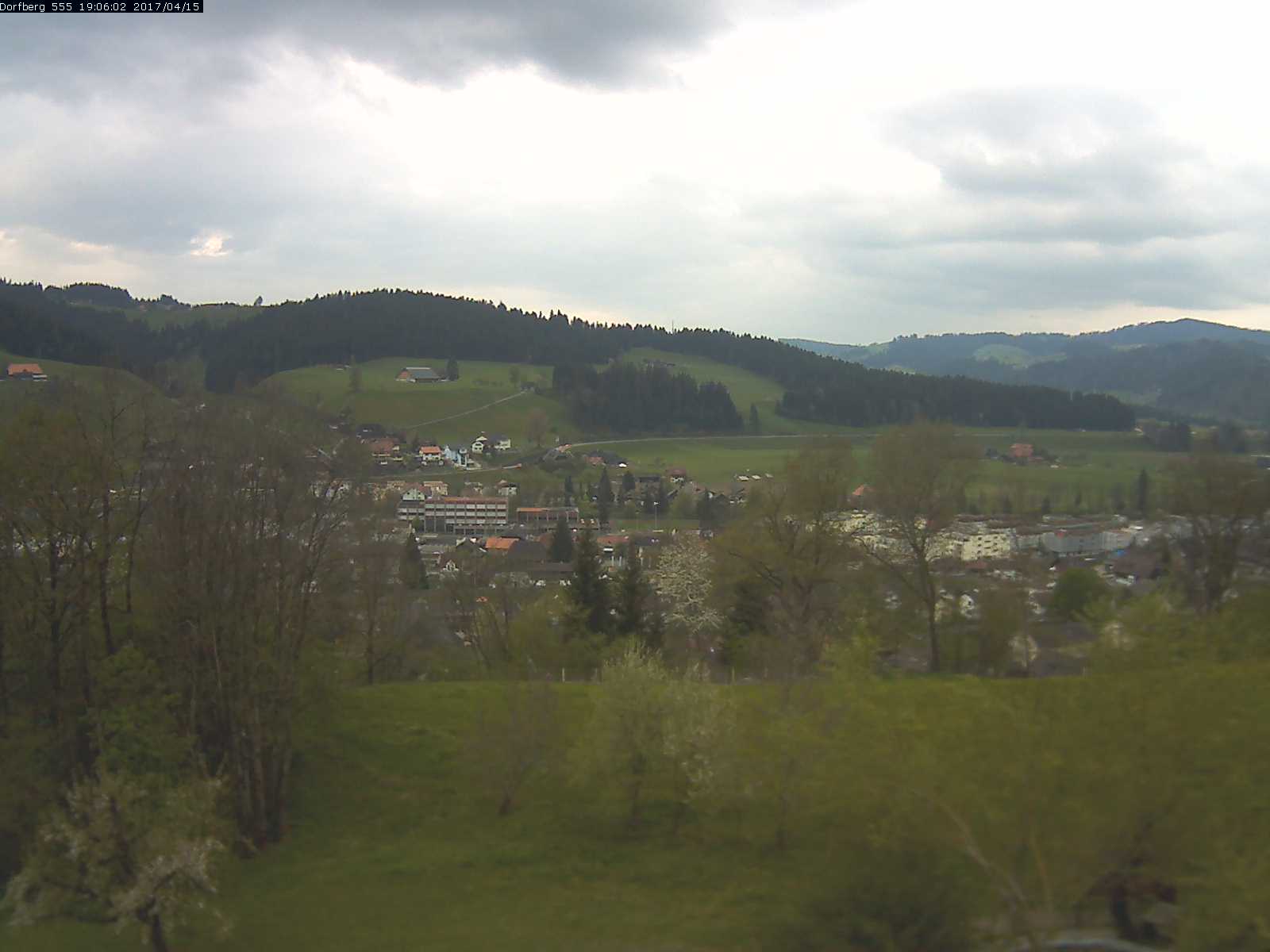 Webcam-Bild: Aussicht vom Dorfberg in Langnau 20170415-190601