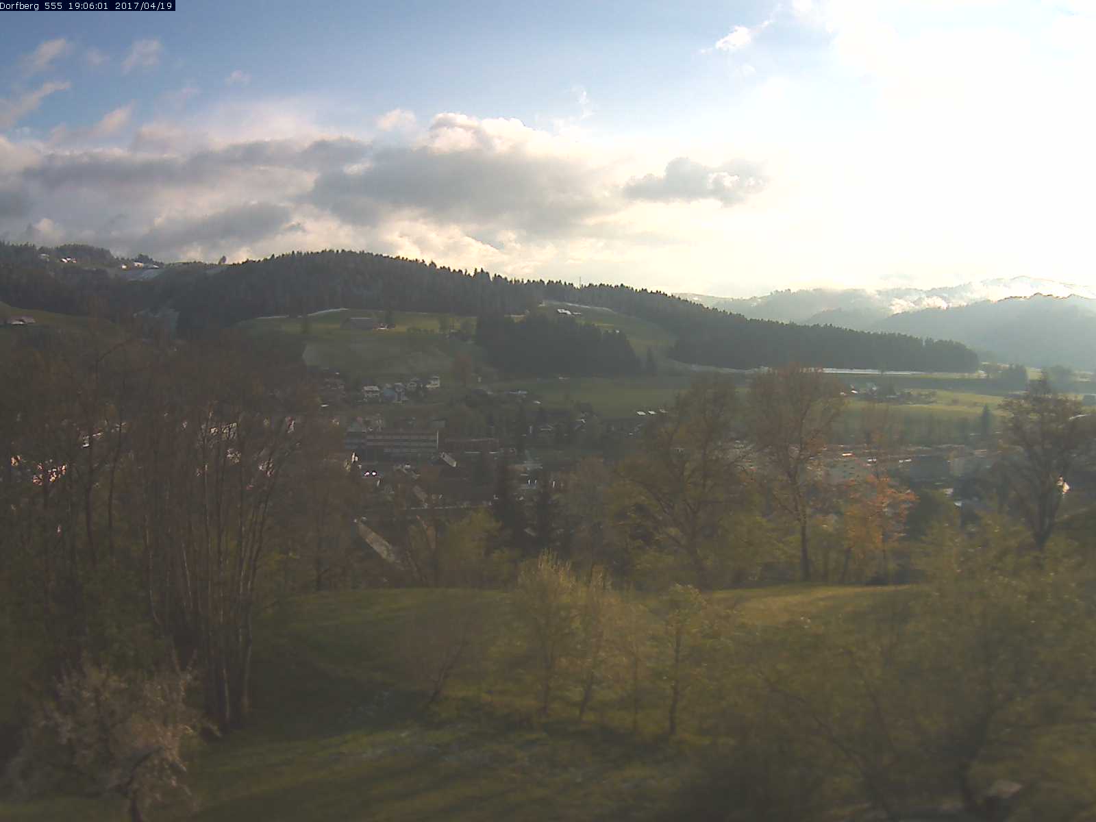 Webcam-Bild: Aussicht vom Dorfberg in Langnau 20170419-190601
