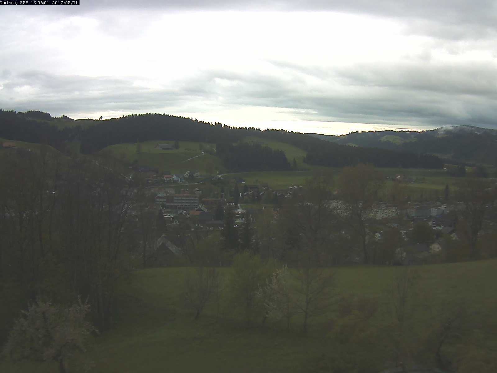 Webcam-Bild: Aussicht vom Dorfberg in Langnau 20170501-190601