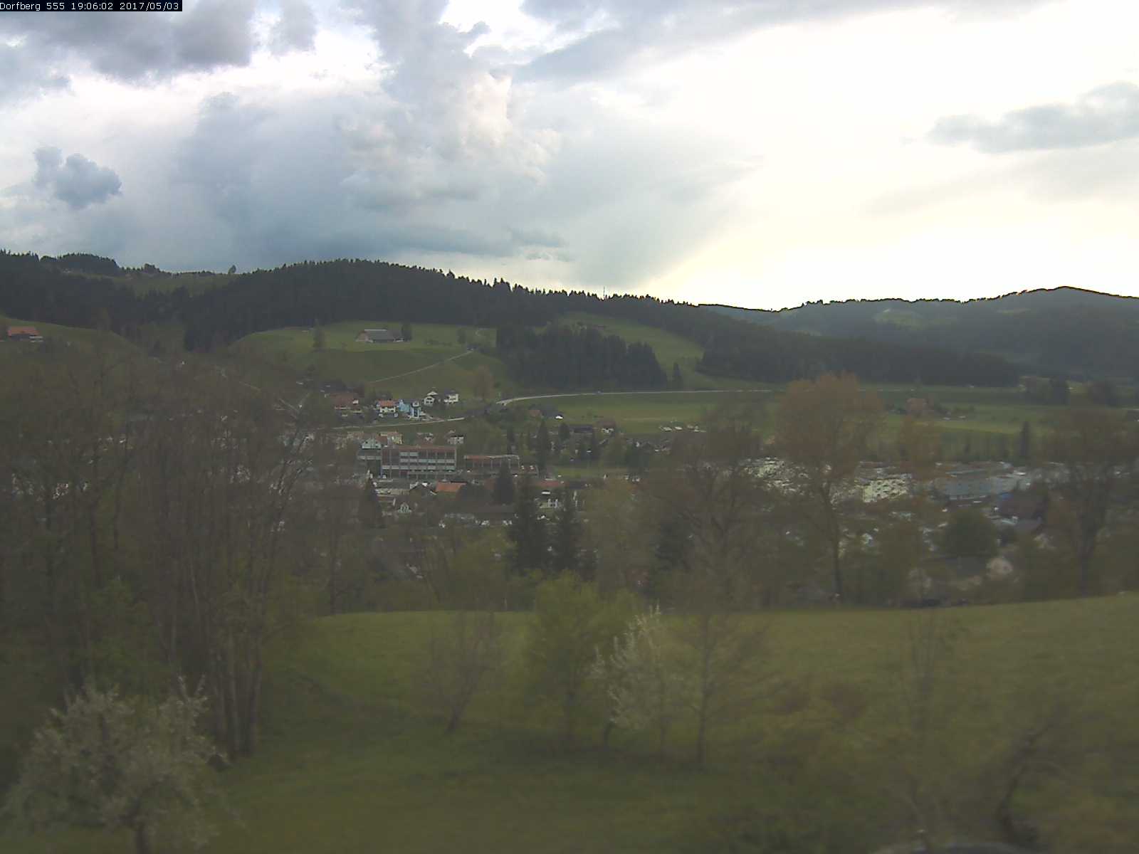 Webcam-Bild: Aussicht vom Dorfberg in Langnau 20170503-190601