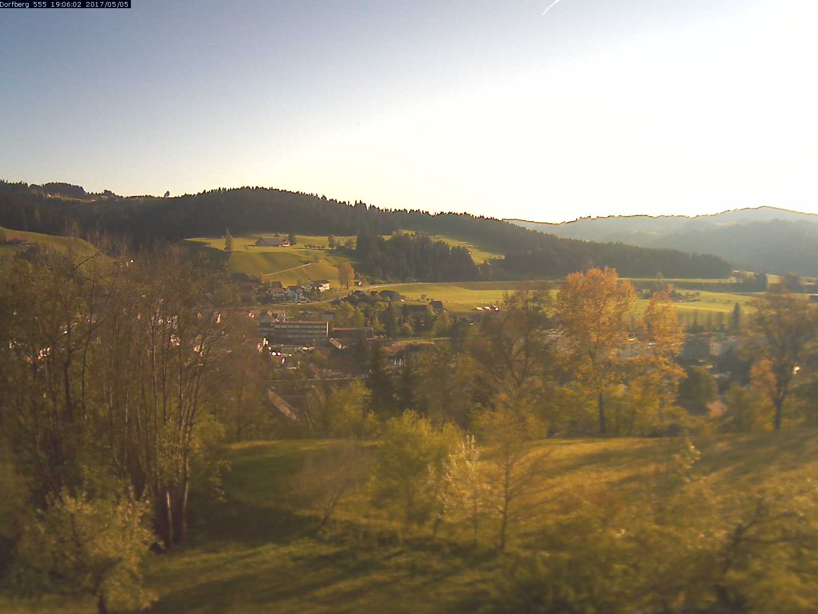 Webcam-Bild: Aussicht vom Dorfberg in Langnau 20170505-190601