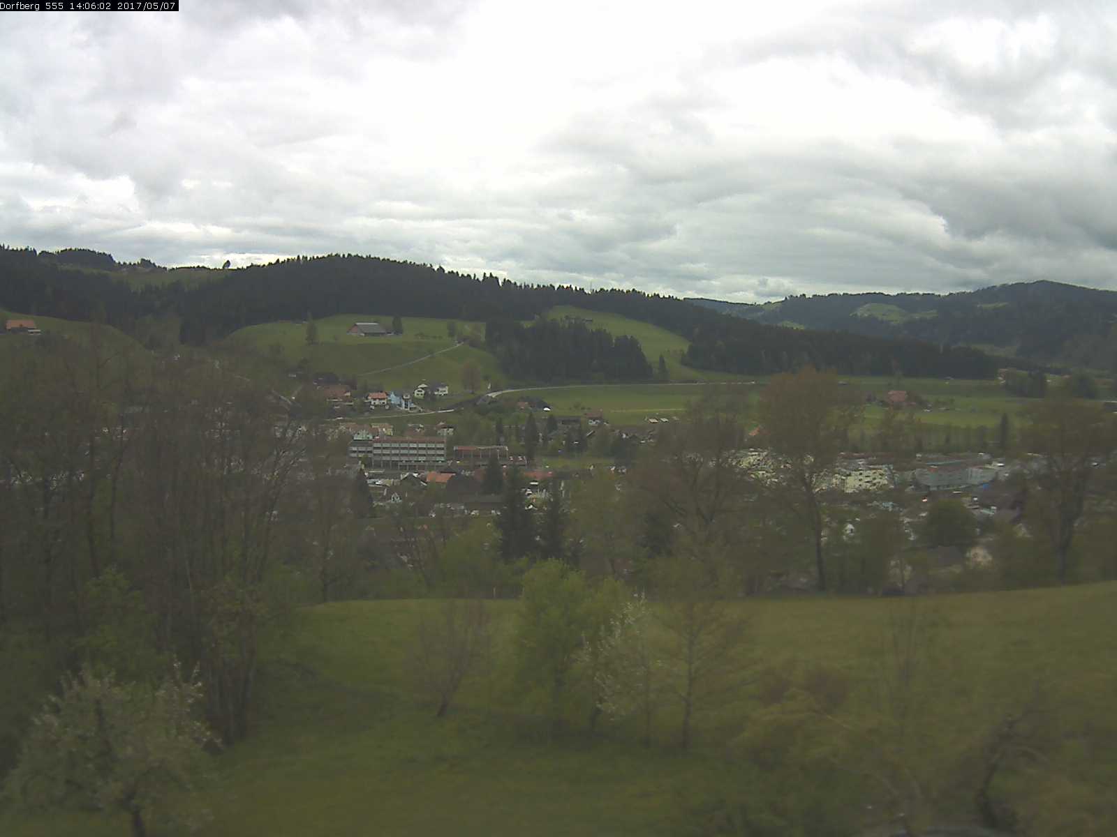 Webcam-Bild: Aussicht vom Dorfberg in Langnau 20170507-140601