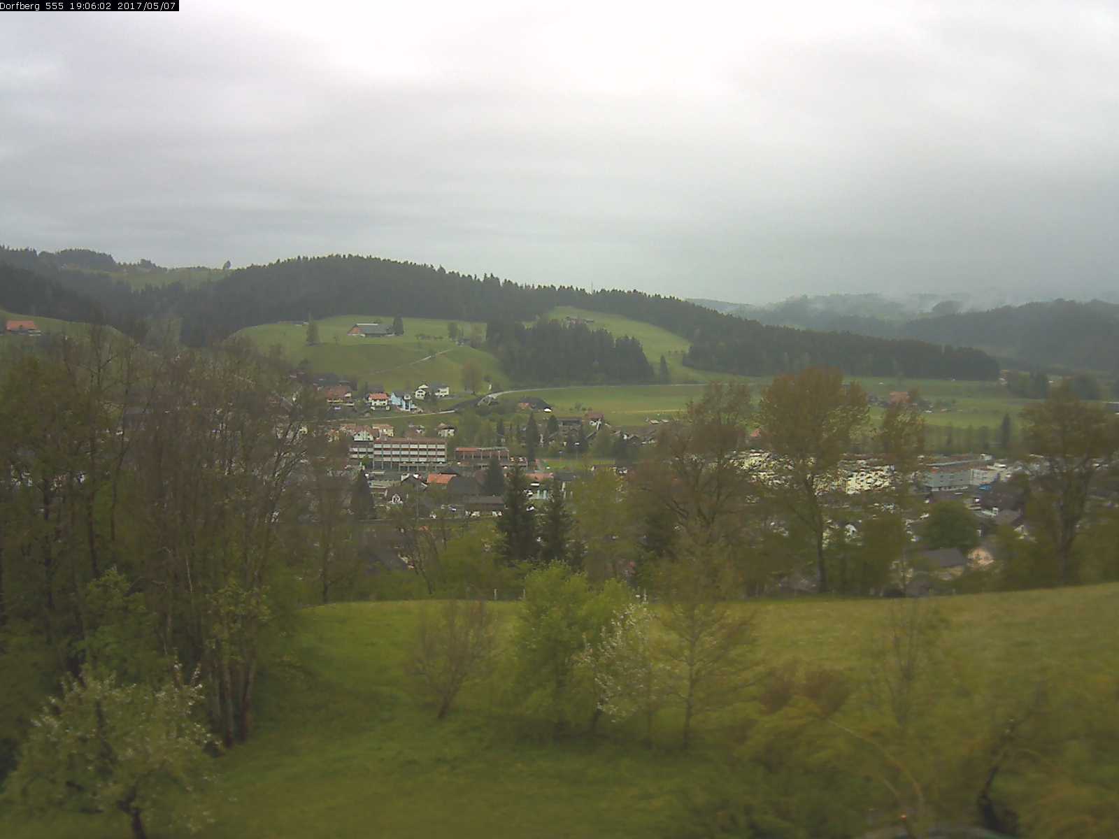 Webcam-Bild: Aussicht vom Dorfberg in Langnau 20170507-190601