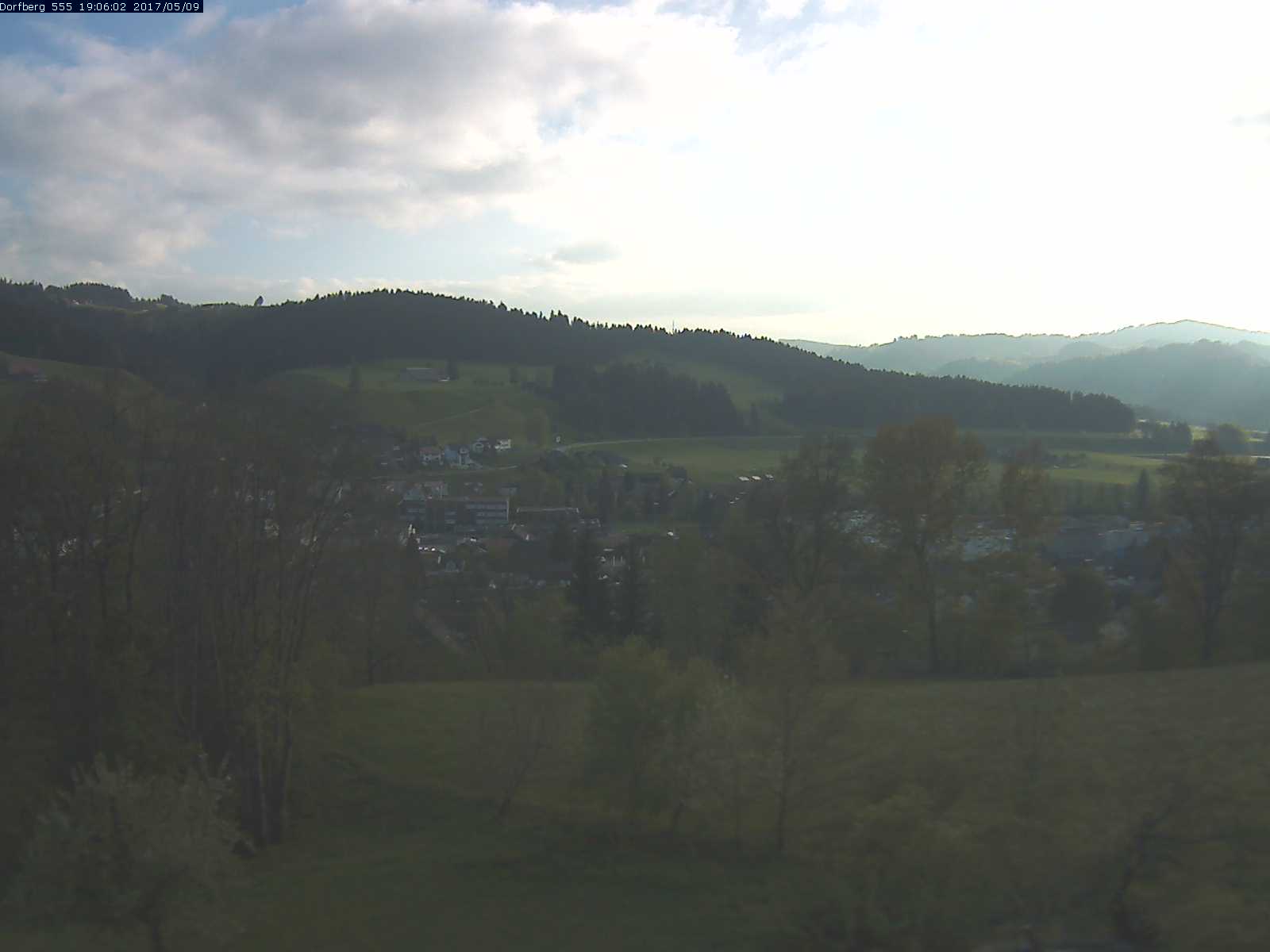 Webcam-Bild: Aussicht vom Dorfberg in Langnau 20170509-190601