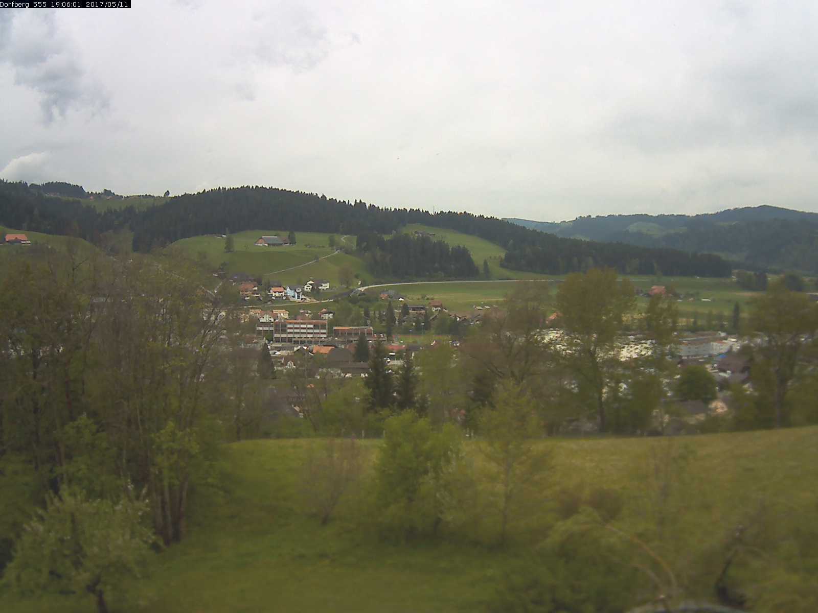 Webcam-Bild: Aussicht vom Dorfberg in Langnau 20170511-190601