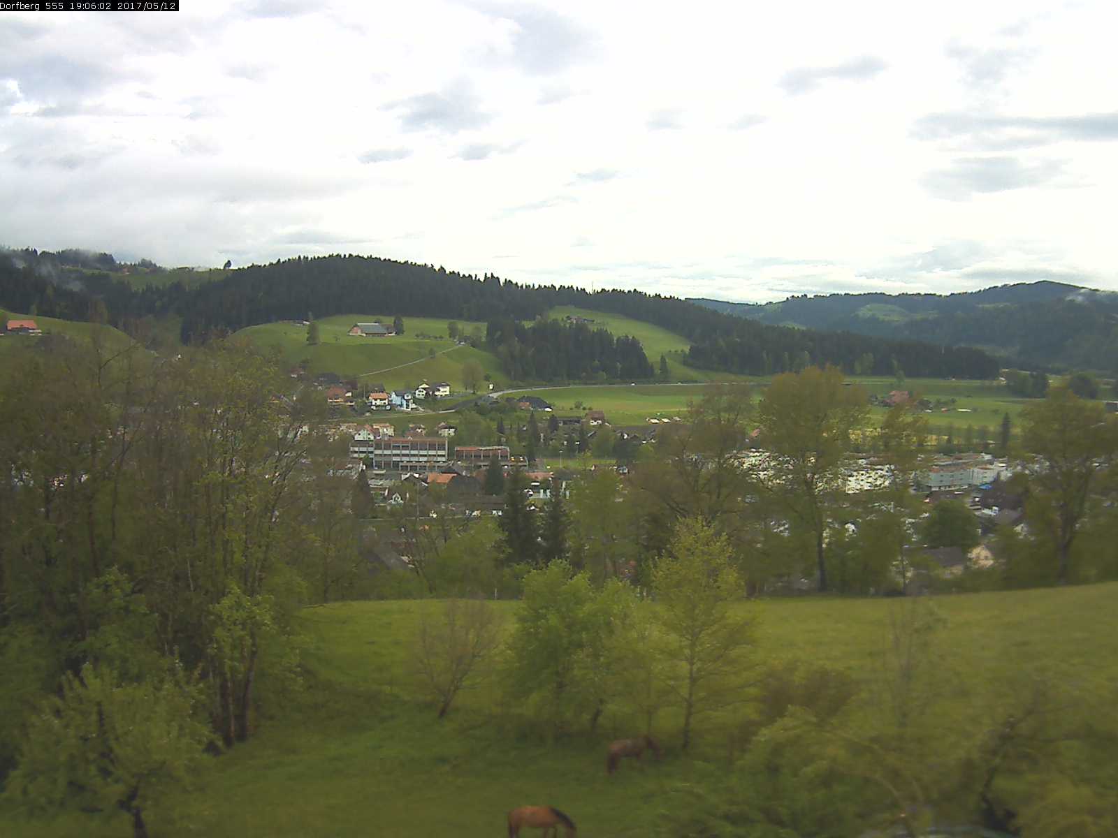 Webcam-Bild: Aussicht vom Dorfberg in Langnau 20170512-190601