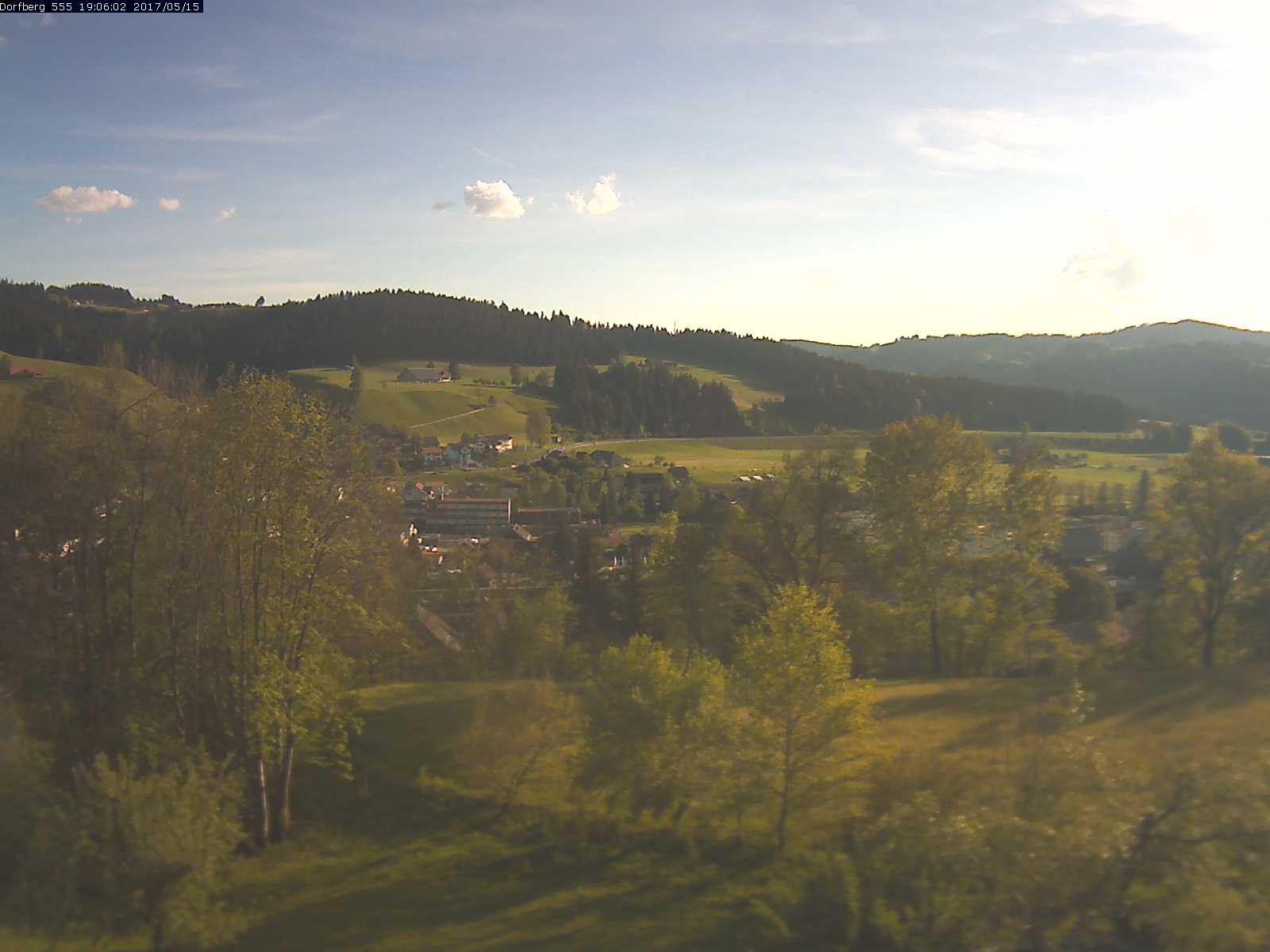 Webcam-Bild: Aussicht vom Dorfberg in Langnau 20170515-190601