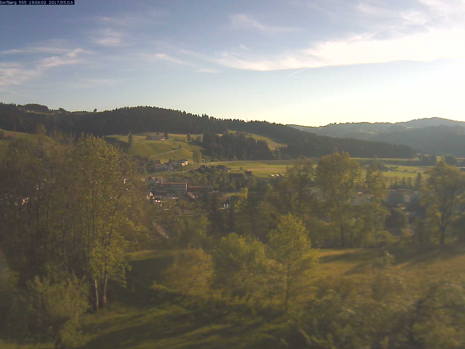 Webcam-Bild: Aussicht vom Dorfberg in Langnau 20170516-190601