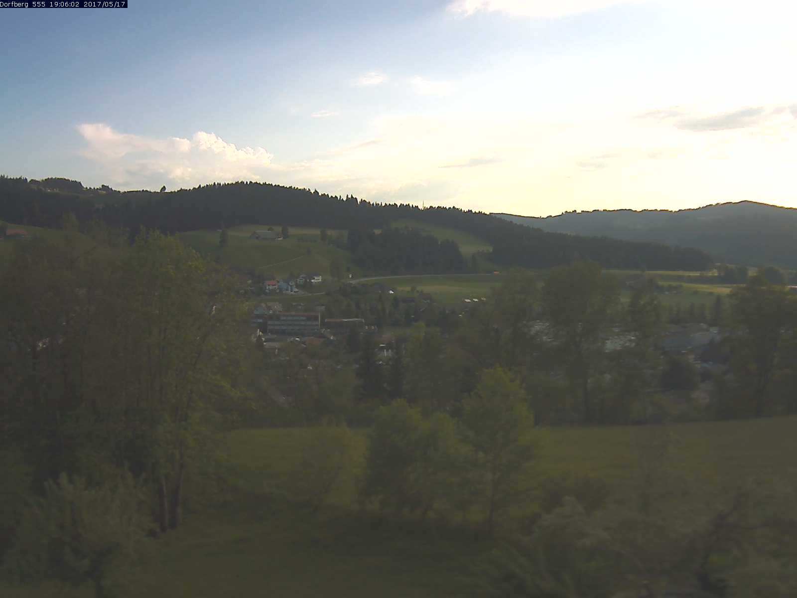 Webcam-Bild: Aussicht vom Dorfberg in Langnau 20170517-190601