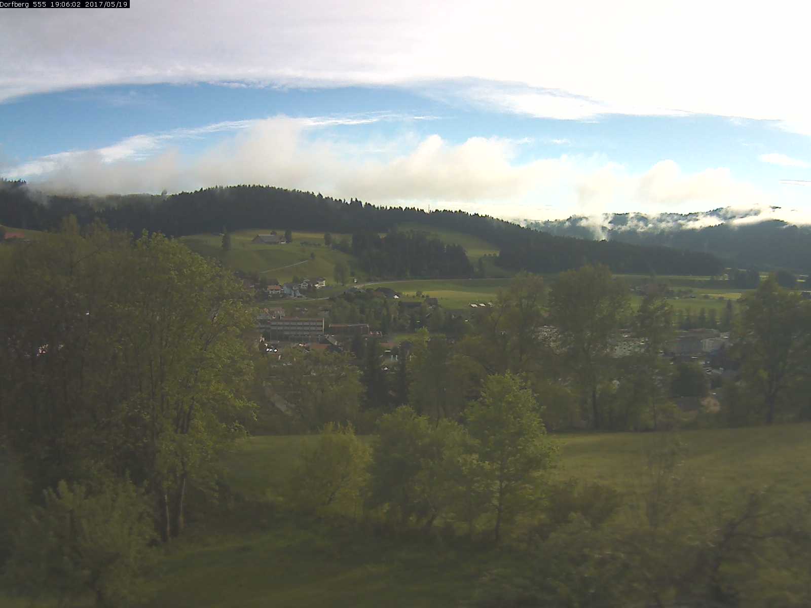 Webcam-Bild: Aussicht vom Dorfberg in Langnau 20170519-190601