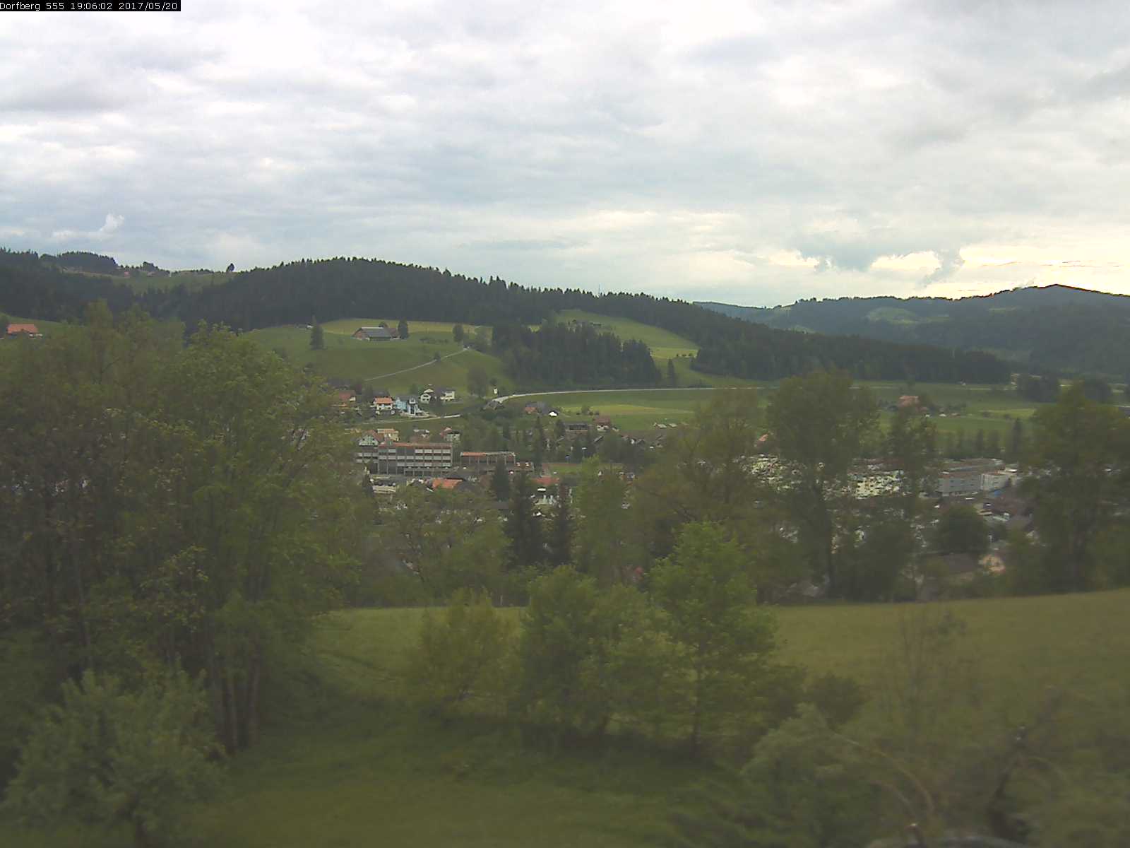 Webcam-Bild: Aussicht vom Dorfberg in Langnau 20170520-190601
