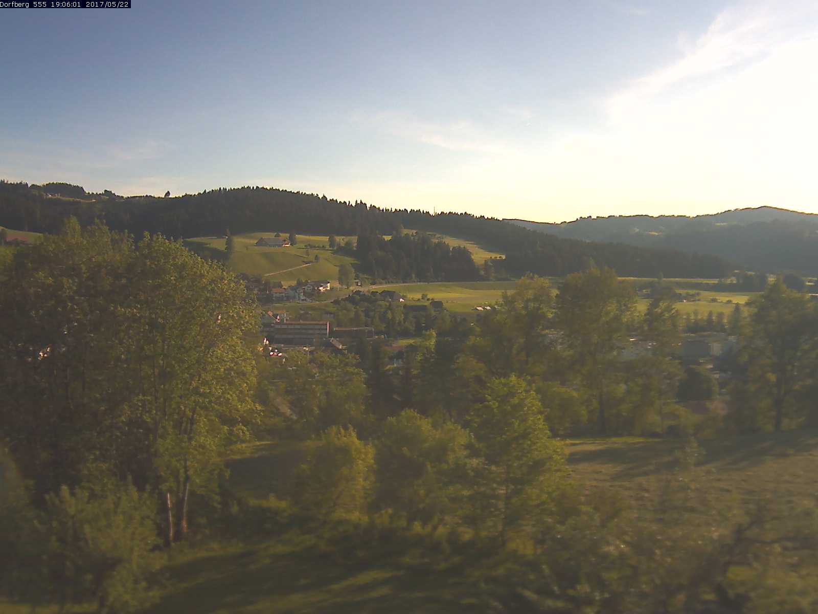 Webcam-Bild: Aussicht vom Dorfberg in Langnau 20170522-190601