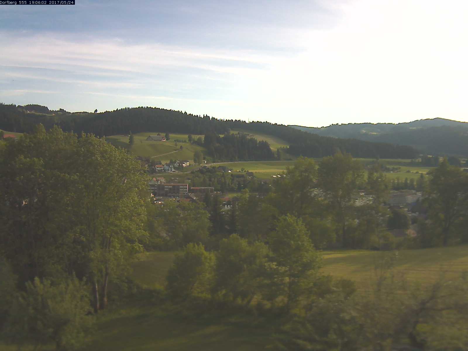 Webcam-Bild: Aussicht vom Dorfberg in Langnau 20170524-190601