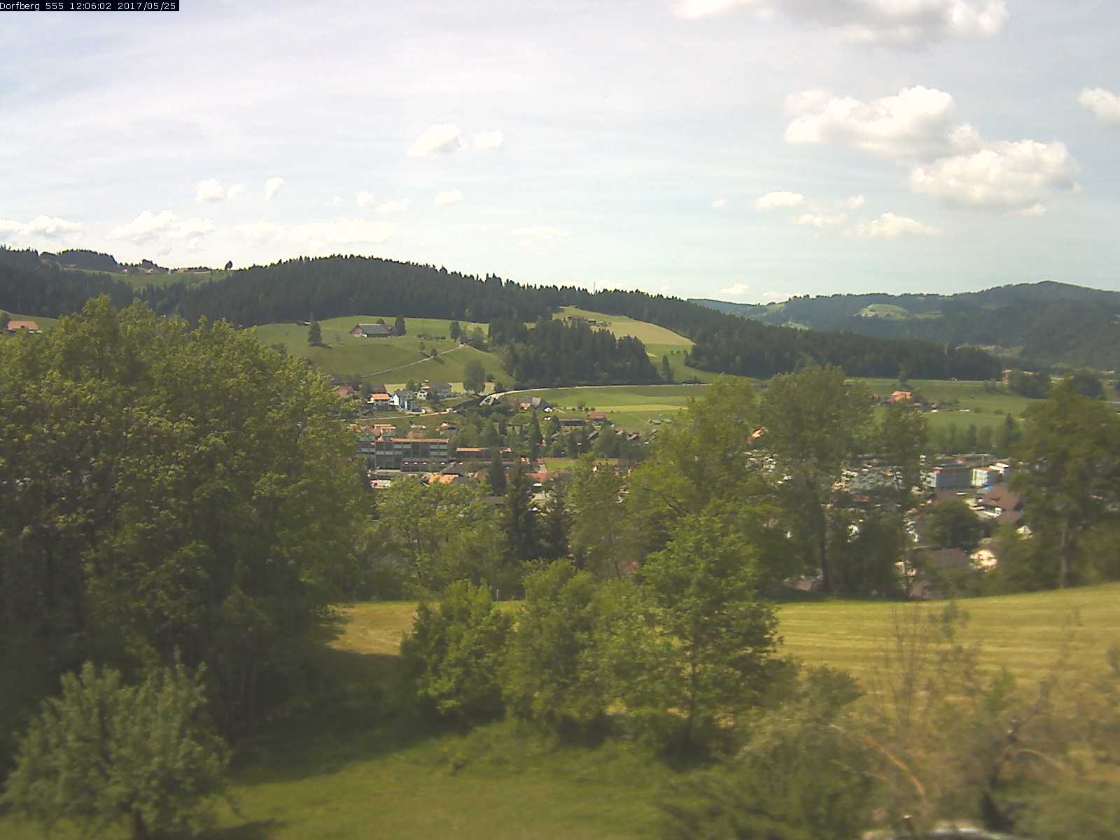 Webcam-Bild: Aussicht vom Dorfberg in Langnau 20170525-120601