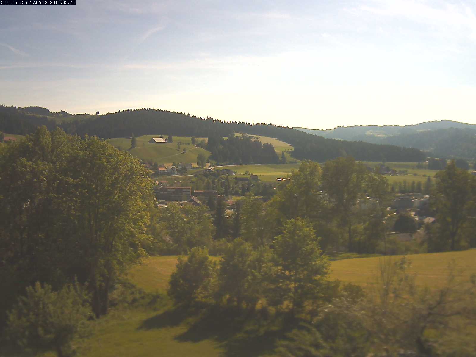 Webcam-Bild: Aussicht vom Dorfberg in Langnau 20170525-170601