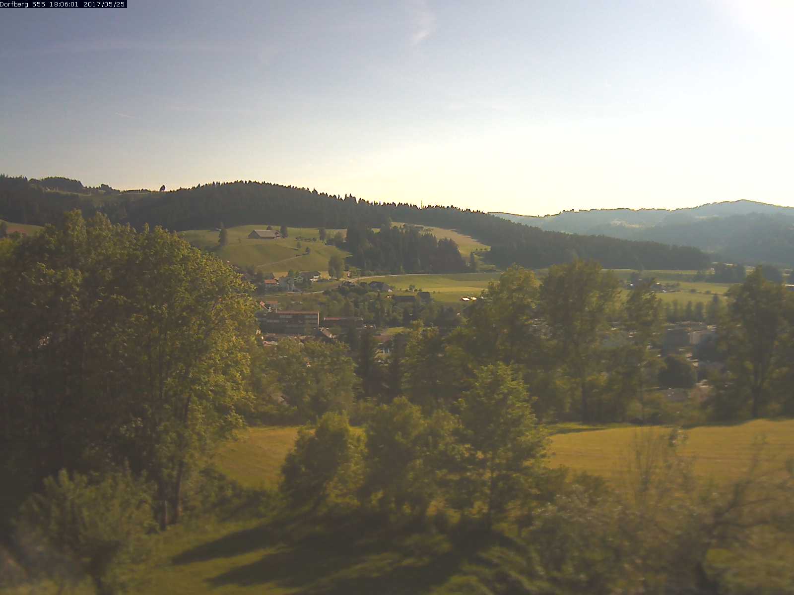 Webcam-Bild: Aussicht vom Dorfberg in Langnau 20170525-180601