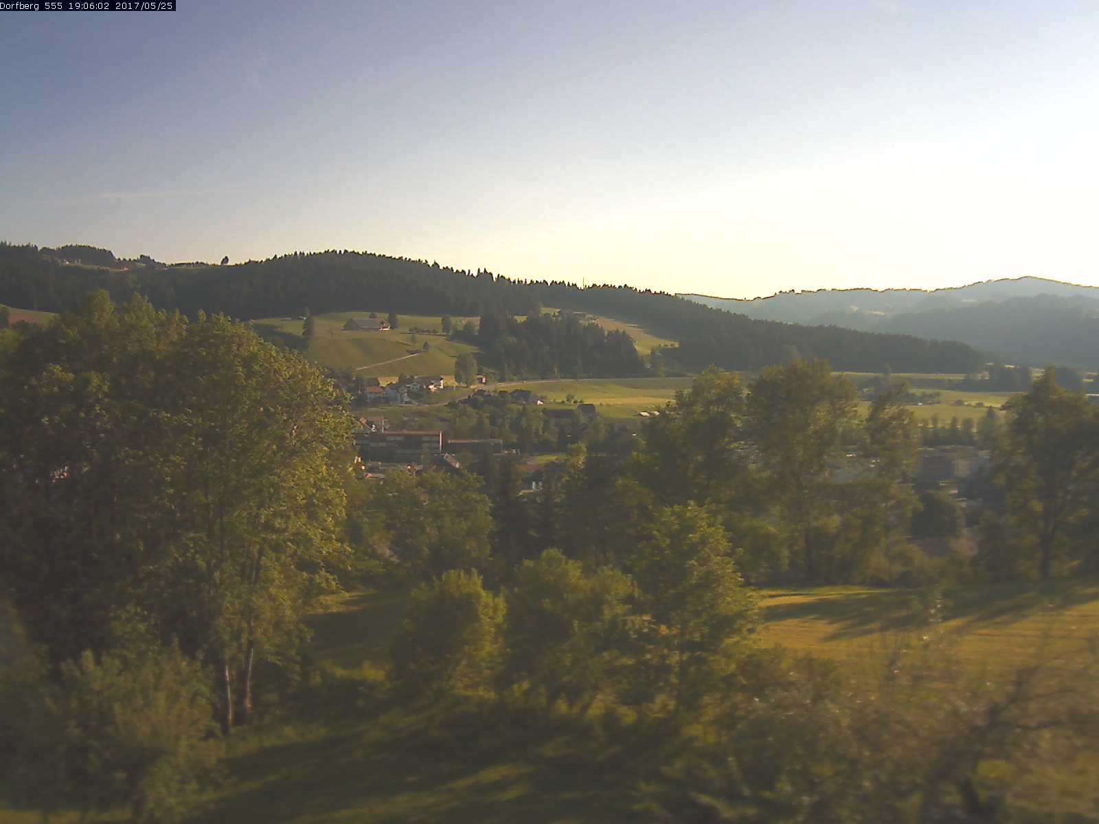 Webcam-Bild: Aussicht vom Dorfberg in Langnau 20170525-190601