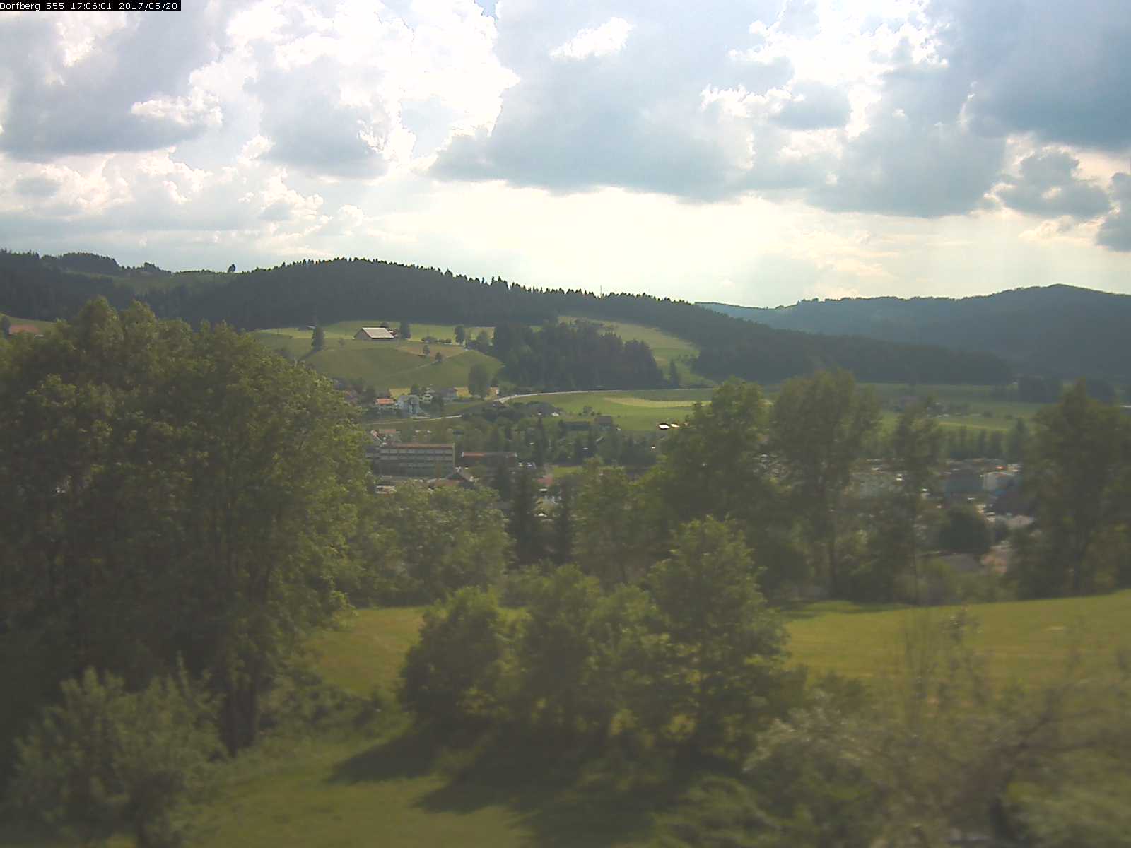 Webcam-Bild: Aussicht vom Dorfberg in Langnau 20170528-170601