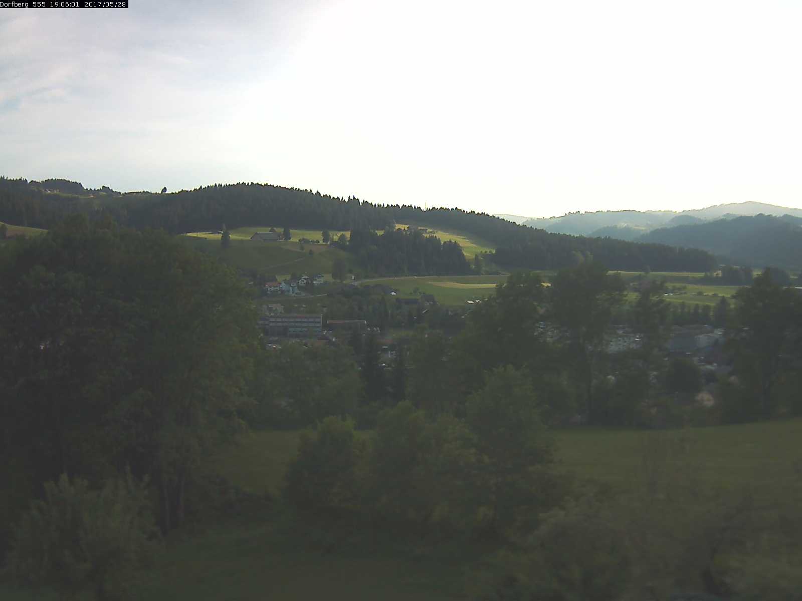 Webcam-Bild: Aussicht vom Dorfberg in Langnau 20170528-190601