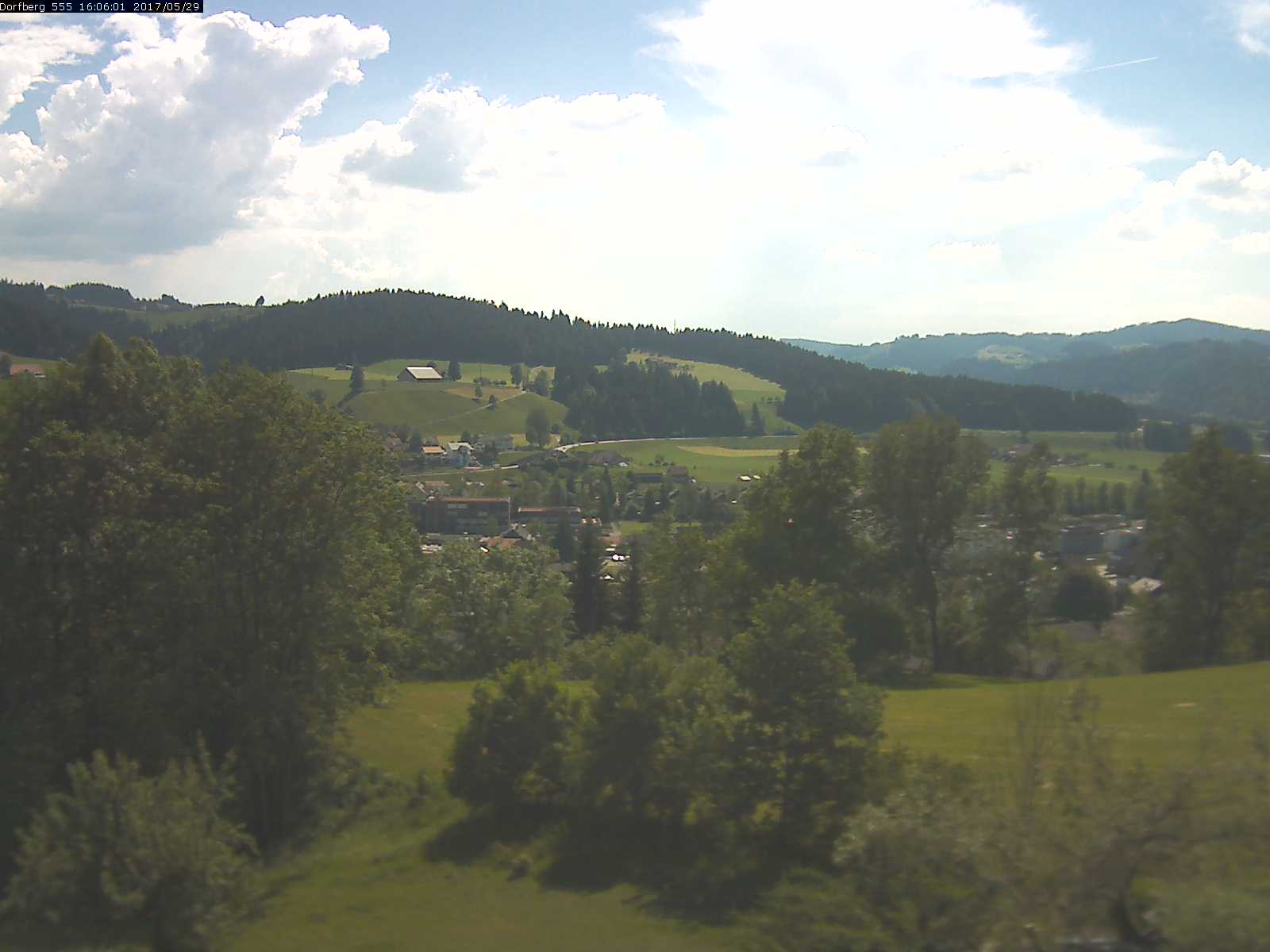 Webcam-Bild: Aussicht vom Dorfberg in Langnau 20170529-160601