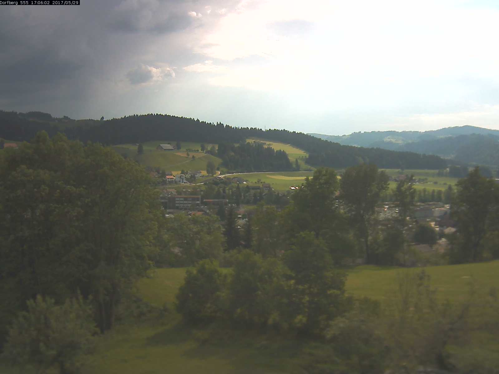 Webcam-Bild: Aussicht vom Dorfberg in Langnau 20170529-170601