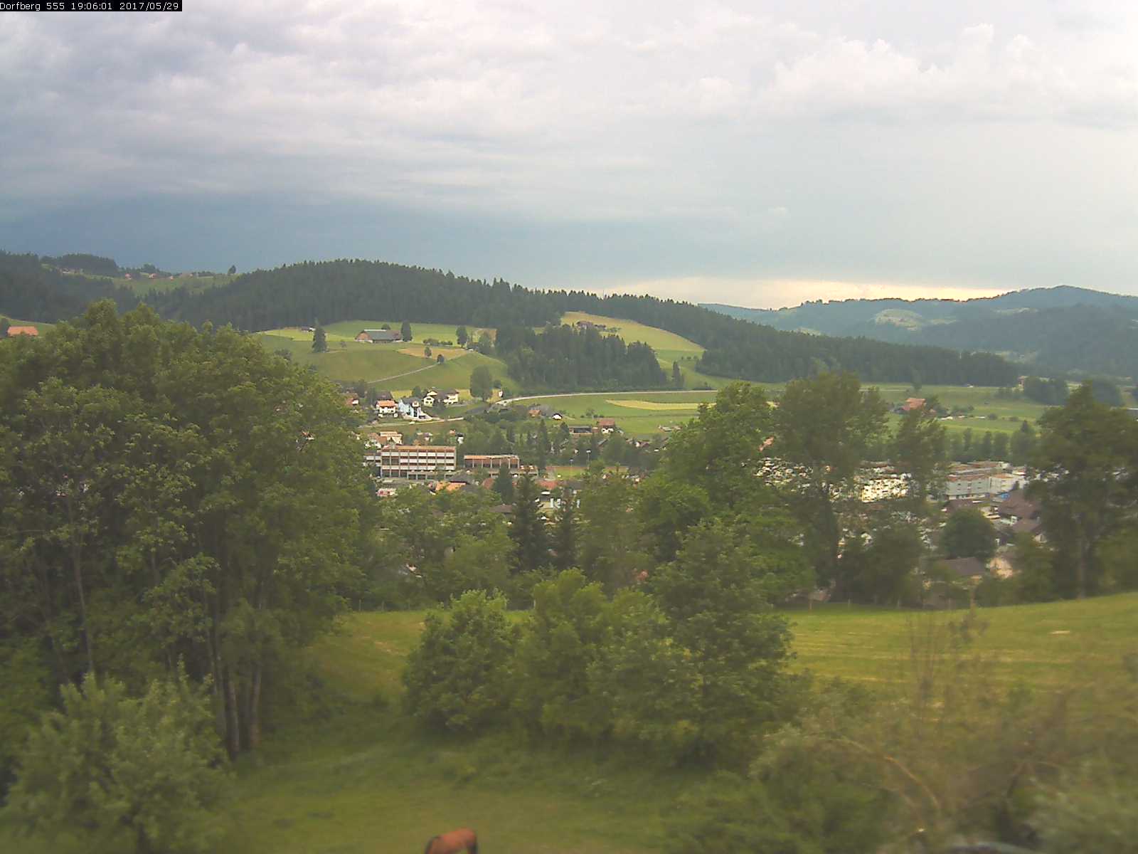 Webcam-Bild: Aussicht vom Dorfberg in Langnau 20170529-190601