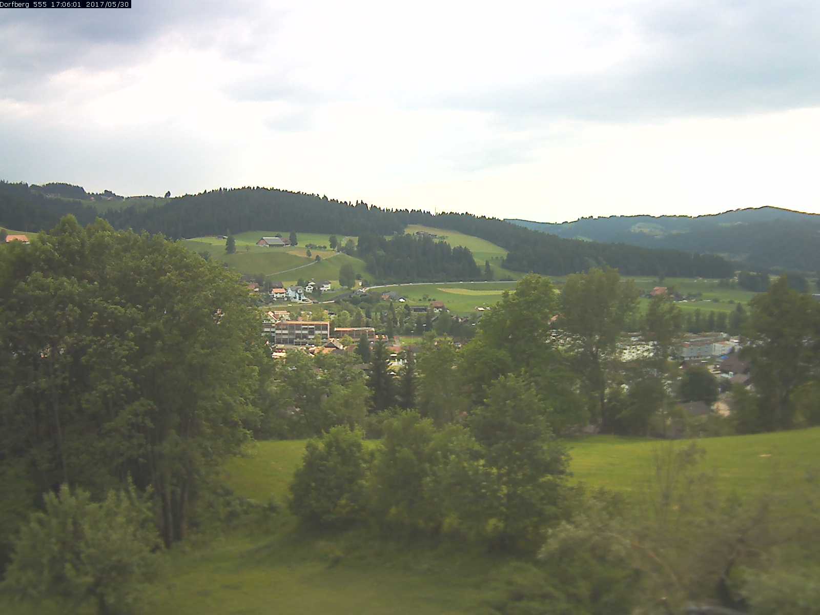Webcam-Bild: Aussicht vom Dorfberg in Langnau 20170530-170601