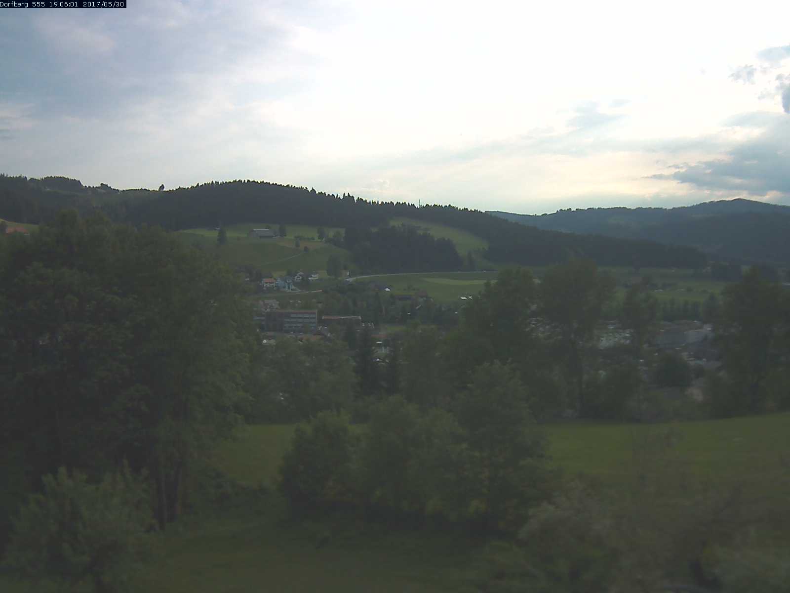 Webcam-Bild: Aussicht vom Dorfberg in Langnau 20170530-190601
