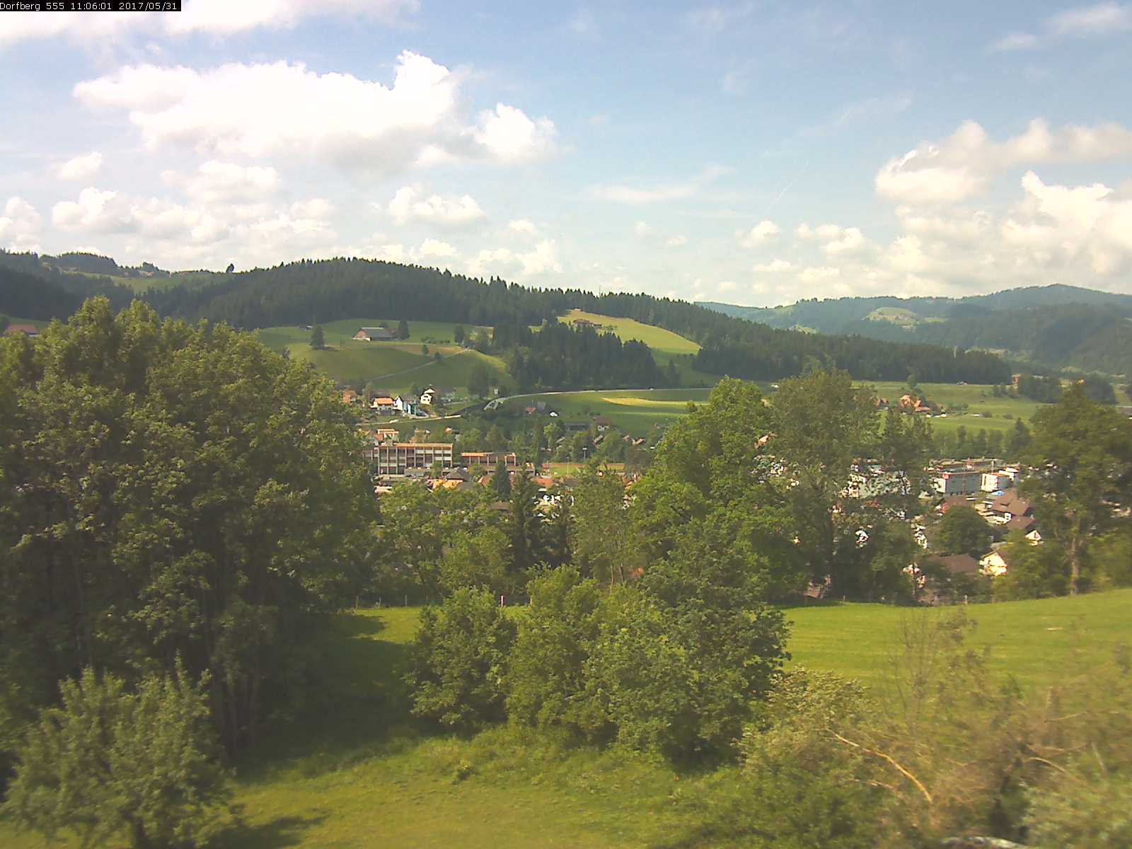 Webcam-Bild: Aussicht vom Dorfberg in Langnau 20170531-110601